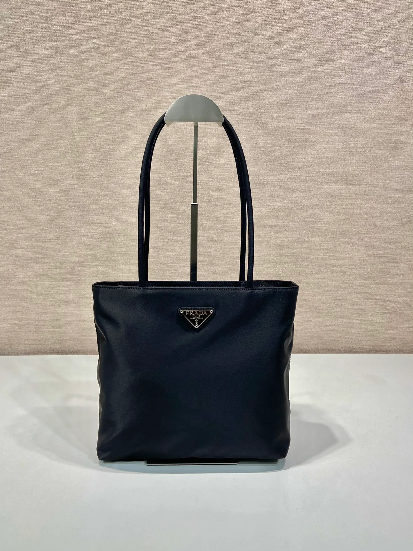 💰780🎉New tote bag🎉B6247 small🎉This retro tote bag is made of imported nylon fabric, with the iconic triangle logo👏The design is simple and fashionable😘Large space capacity👍Very practical👍Retro fashion combined, so beautiful🎉🎉Another shopping bag that will never go out of style. If you like babies, hurry up and get it Length 25 x height 24 bottom x 7cm🎉🎉🎉👏👏👏