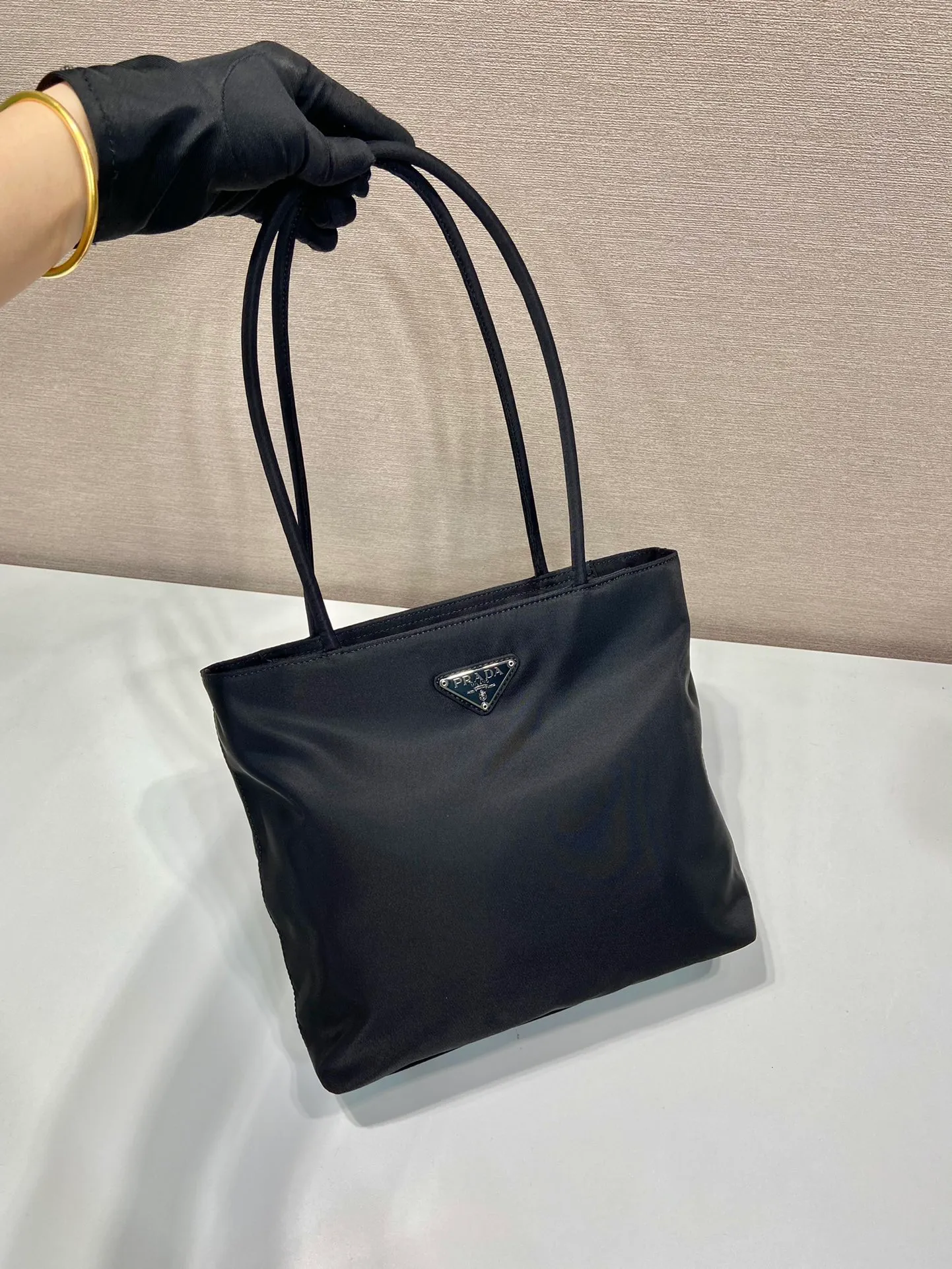 💰780🎉New tote bag🎉B6247 small🎉This retro tote bag is made of imported nylon fabric, with the iconic triangle logo👏The design is simple and fashionable😘Large space capacity👍Very practical👍Retro fashion combined, so beautiful🎉🎉Another shopping bag that will never go out of style. If you like babies, hurry up and get it Length 25 x height 24 bottom x 7cm🎉🎉🎉👏👏👏
