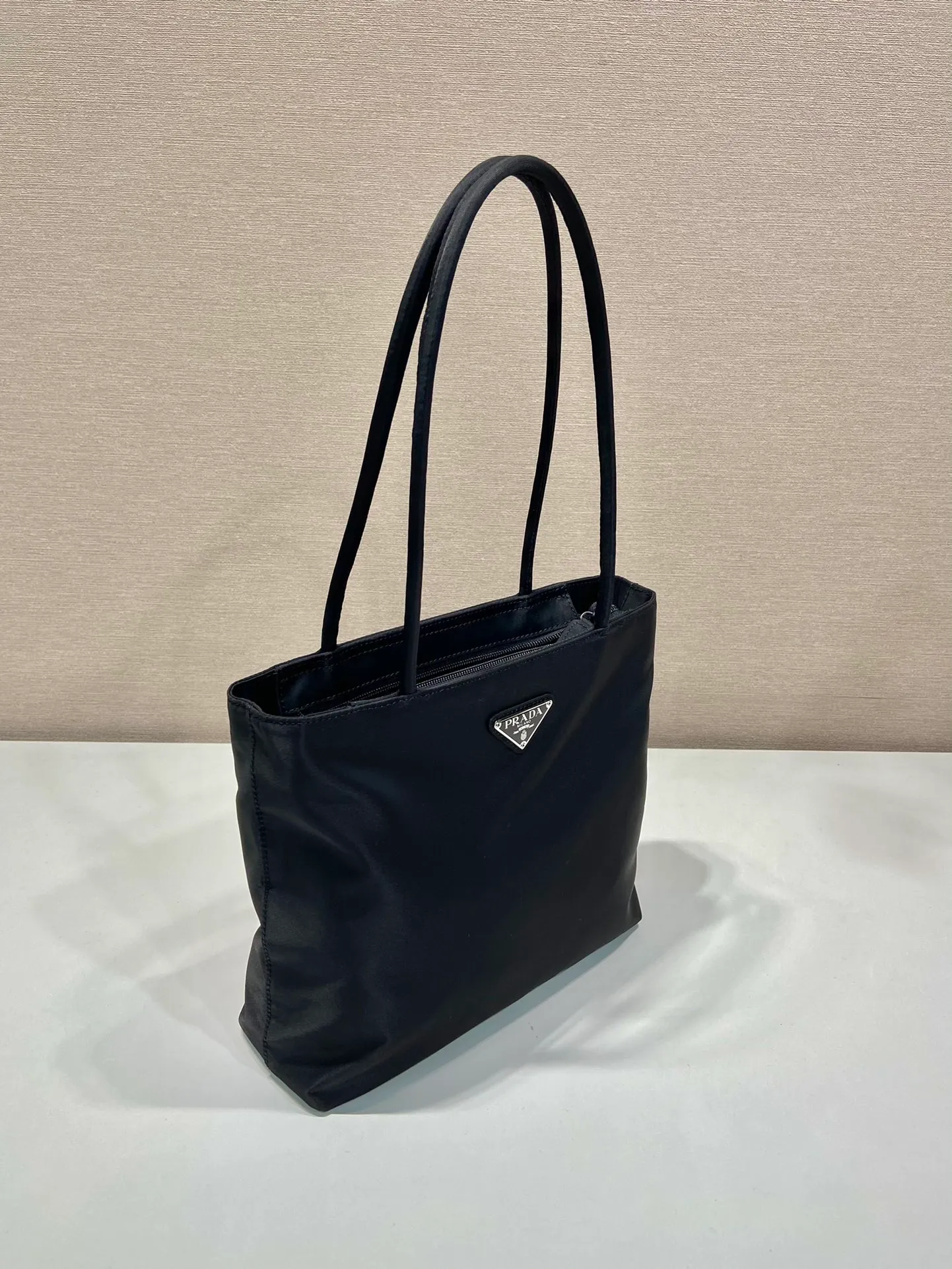 💰780🎉New tote bag🎉B6247 small🎉This retro tote bag is made of imported nylon fabric, with the iconic triangle logo👏The design is simple and fashionable😘Large space capacity👍Very practical👍Retro fashion combined, so beautiful🎉🎉Another shopping bag that will never go out of style. If you like babies, hurry up and get it Length 25 x height 24 bottom x 7cm🎉🎉🎉👏👏👏