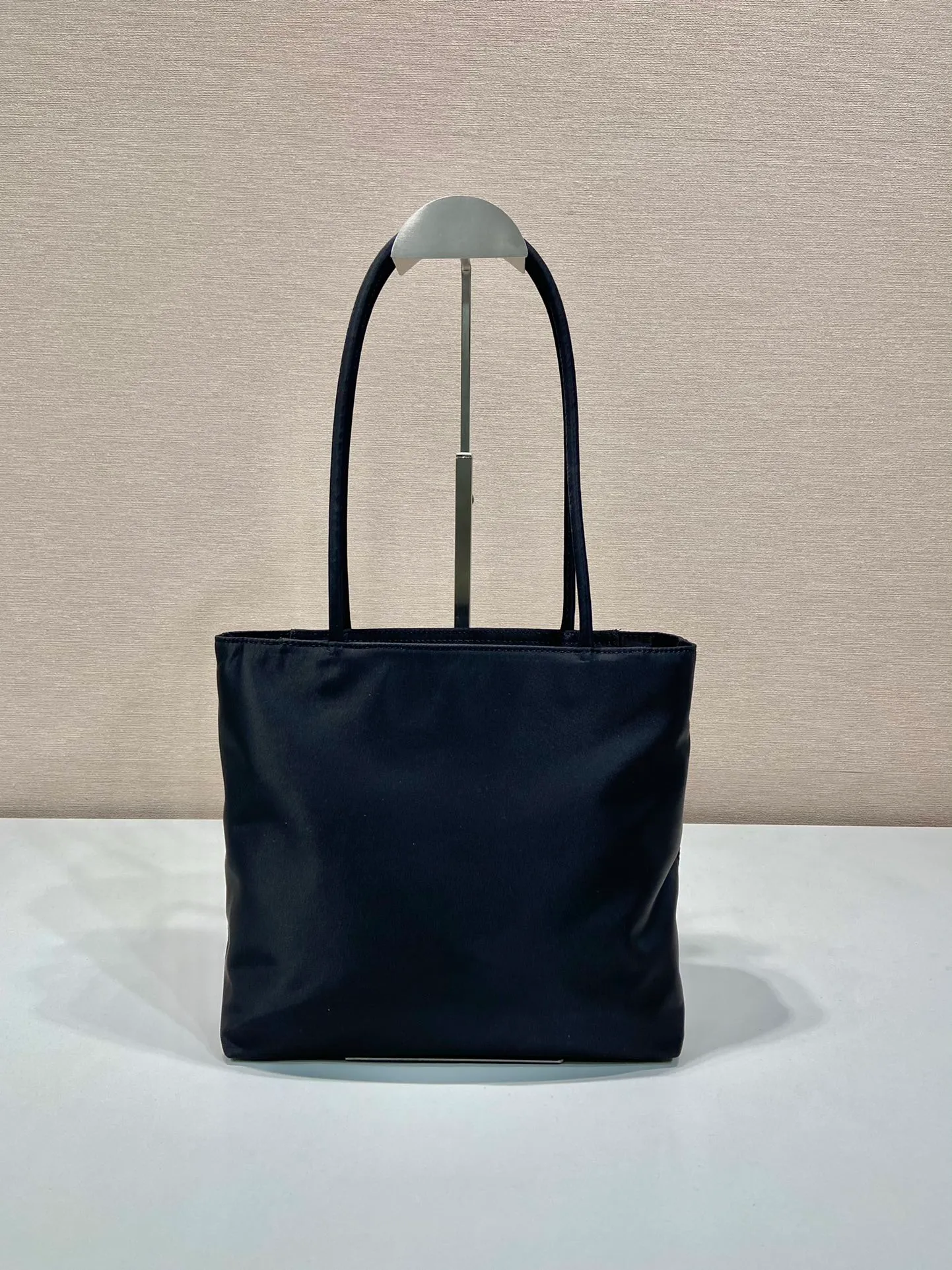 💰780🎉New tote bag🎉B6247 small🎉This retro tote bag is made of imported nylon fabric, with the iconic triangle logo👏The design is simple and fashionable😘Large space capacity👍Very practical👍Retro fashion combined, so beautiful🎉🎉Another shopping bag that will never go out of style. If you like babies, hurry up and get it Length 25 x height 24 bottom x 7cm🎉🎉🎉👏👏👏