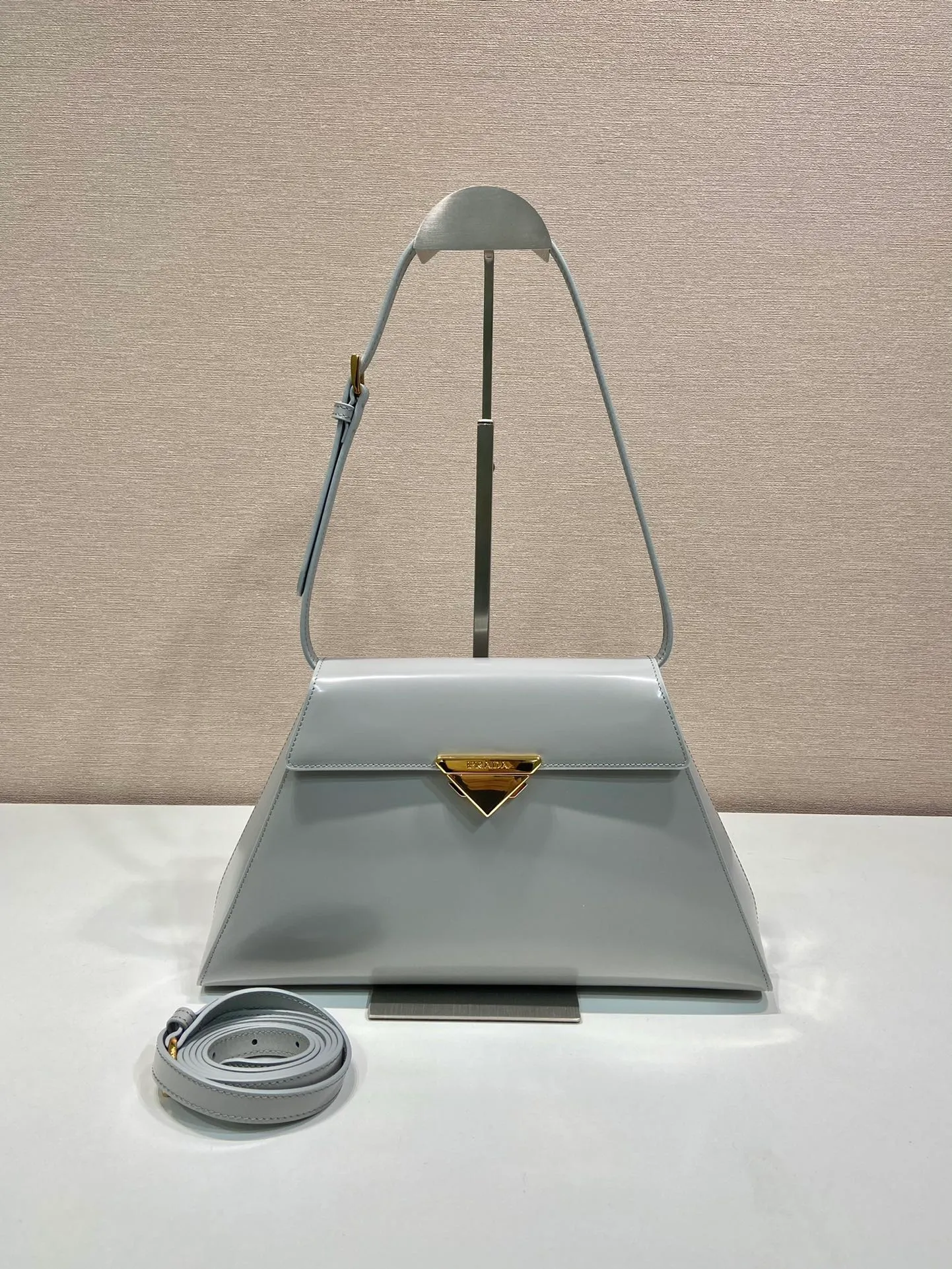 💰1760🎉Catway style🎉1BD342 new model🎉🎉 This catwalk style is made of imported shiny calfskin with sheepskin inside. The trapezoidal design is full of artistic sense. It is equipped with two detachable shoulder straps, long and short. The front panel is equipped with an engraved micro-label lock/flap design. It can be exchanged and matched for different occasions and different clothing. Large capacity space. The upper body effect is great, if you like babies, hurry up and get it🎉🎉 Length 34x Height 19x Bottom 8cm