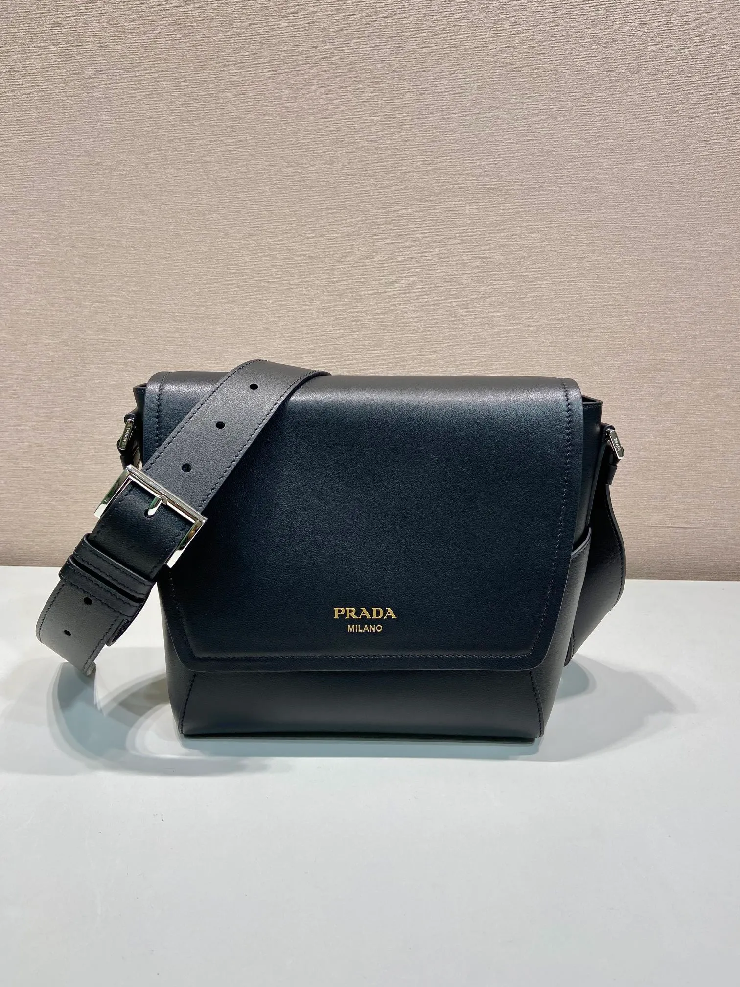 💰1720🎉New messenger bag🎉🎉2VD069🎉🎉 This leather shoulder bag is made of imported calfskin, showing a fashionable and casual style. Compact in a flap silhouette with adjustable shoulder straps, it's detailed with metal hardware and a monogrammed logo. Flip cover design, the upper body effect is very cool, babies, hurry up and get it🎉🎉 Length 22x Height 22x Bottom 12cm🎉🎉🎉👏👏👏