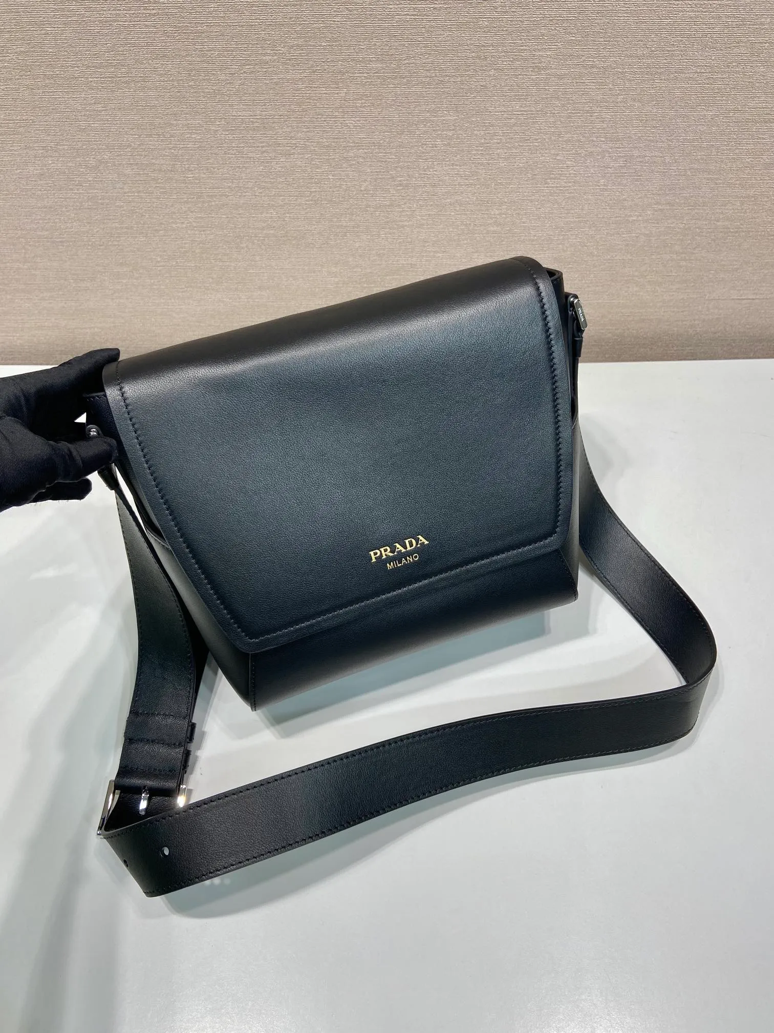💰1720🎉New messenger bag🎉🎉2VD069🎉🎉 This leather shoulder bag is made of imported calfskin, showing a fashionable and casual style. Compact in a flap silhouette with adjustable shoulder straps, it's detailed with metal hardware and a monogrammed logo. Flip cover design, the upper body effect is very cool, babies, hurry up and get it🎉🎉 Length 22x Height 22x Bottom 12cm🎉🎉🎉👏👏👏