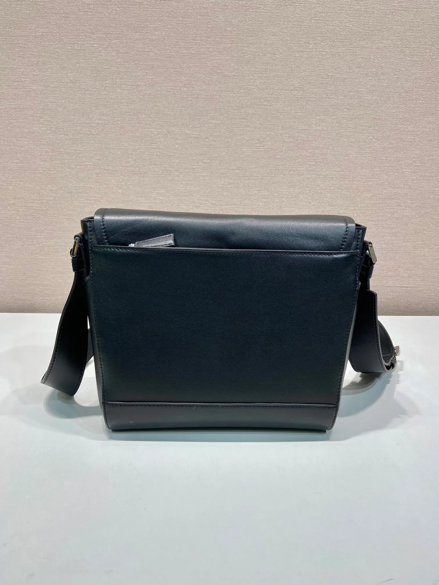 💰1720🎉New messenger bag🎉🎉2VD069🎉🎉 This leather shoulder bag is made of imported calfskin, showing a fashionable and casual style. Compact in a flap silhouette with adjustable shoulder straps, it's detailed with metal hardware and a monogrammed logo. Flip cover design, the upper body effect is very cool, babies, hurry up and get it🎉🎉 Length 22x Height 22x Bottom 12cm🎉🎉🎉👏👏👏