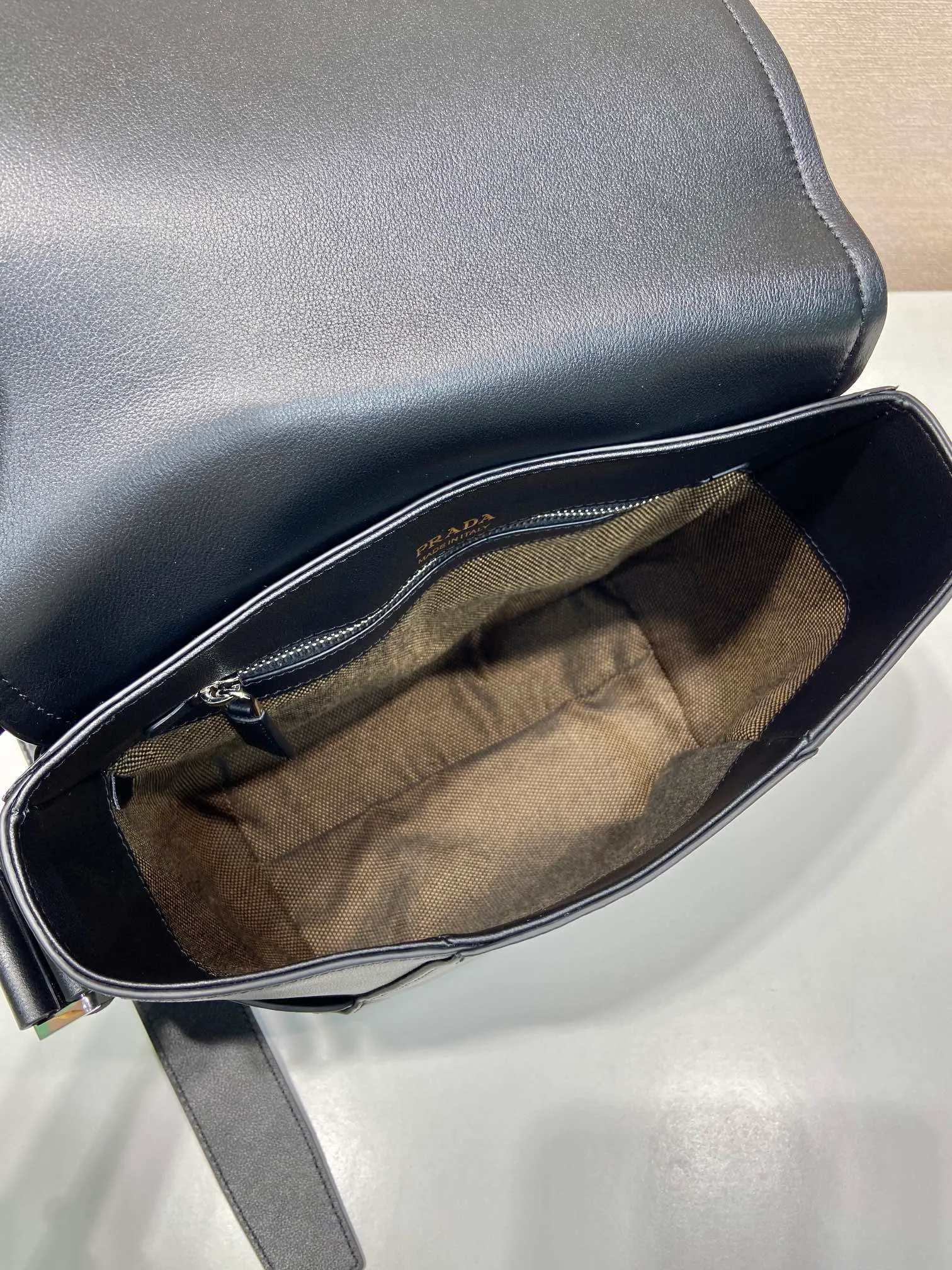 💰1720🎉New messenger bag🎉🎉2VD069🎉🎉 This leather shoulder bag is made of imported calfskin, showing a fashionable and casual style. Compact in a flap silhouette with adjustable shoulder straps, it's detailed with metal hardware and a monogrammed logo. Flip cover design, the upper body effect is very cool, babies, hurry up and get it🎉🎉 Length 22x Height 22x Bottom 12cm🎉🎉🎉👏👏👏