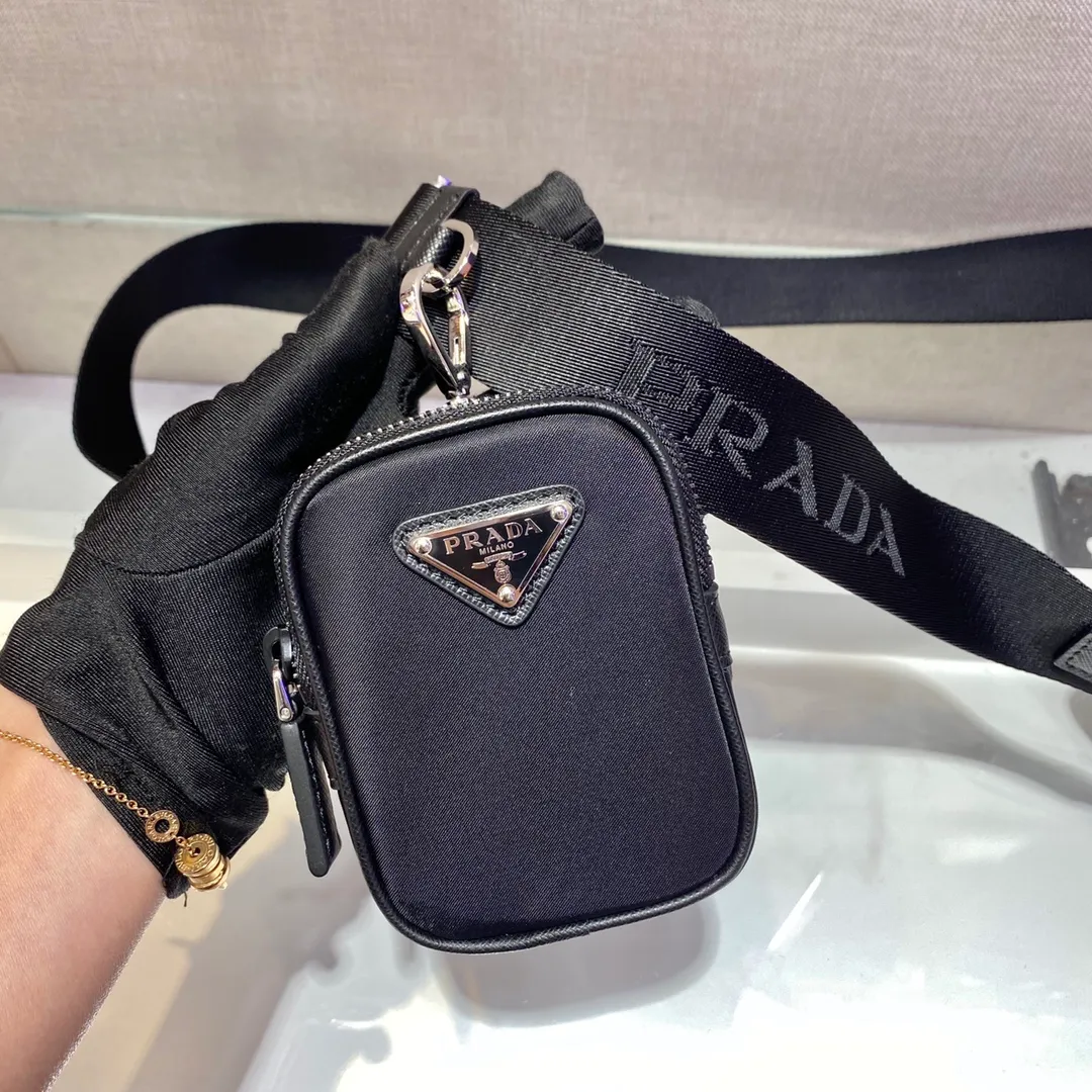 💰920🎉Upgraded mobile phone bag🎉2VD043🎉 This shoulder bag is equipped with a front flap and is made of iconic Saffiano leather and Re-Nylon recycled nylon materials. It has a large design space and a very cool upper body effect. It is another one worth buying😘😘 to create a unique mix and match design style. It looks simple and elegant, and it is a popular style that will never go out of style👏👏 Length 14x height 19x bottom 5.5cm