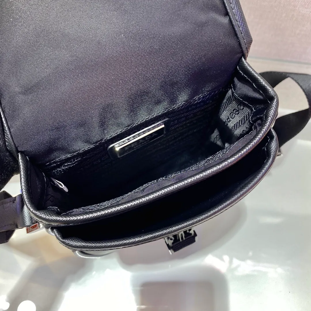 💰920🎉Upgraded mobile phone bag🎉2VD043🎉 This shoulder bag is equipped with a front flap and is made of iconic Saffiano leather and Re-Nylon recycled nylon materials. It has a large design space and a very cool upper body effect. It is another one worth buying😘😘 to create a unique mix and match design style. It looks simple and elegant, and it is a popular style that will never go out of style👏👏 Length 14x height 19x bottom 5.5cm