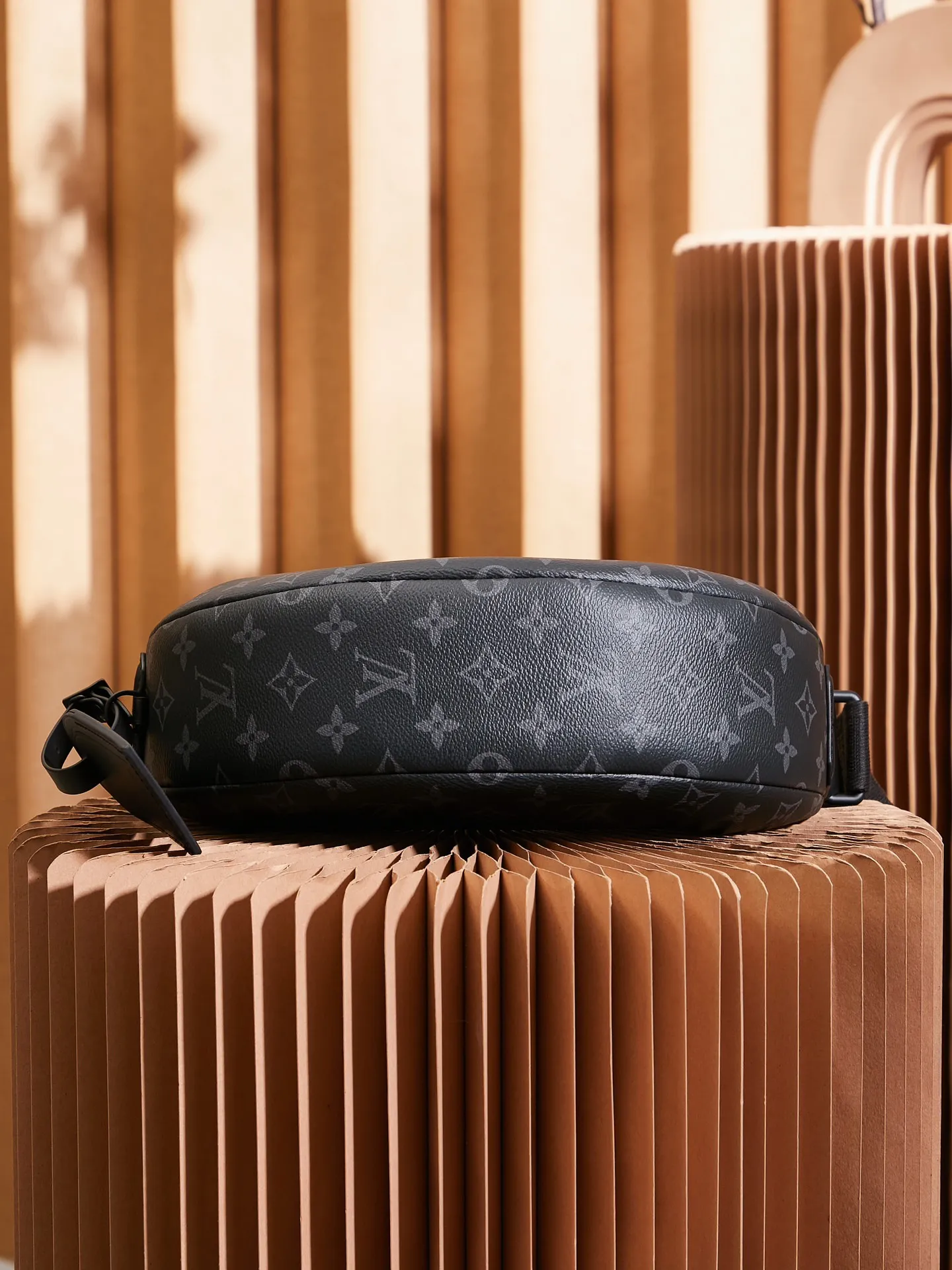 P¥700👉nfc dynamic chip version👈【Top inspection-free all-steel hardware】This small Hamac handbag condenses the classic design of the Hamac handbag, using Monogram Eclipse coated canvas to create a unique and close-fitting configuration. A detachable name tag adds recognition, and the adjustable shoulder strap makes it easy to tie around your waist or carry it on your chest or behind your back. Monogram Eclipse coated canvas - Calfskin trim - Textile lining - Main compartment with double zipper pulls - Internal patch pocket - Removable name tag - Shoulder strap: non-detachable, adjustable! ! Model: M47158; Size: 28.5x15x8CM