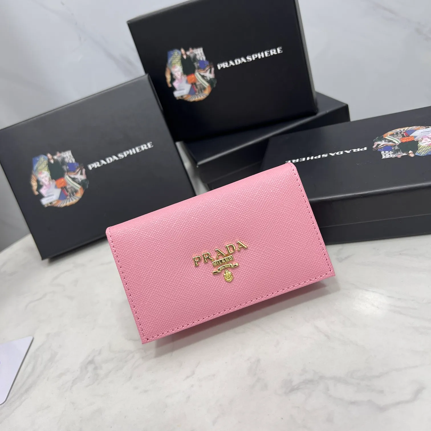 Batch 150 PRADA👏👏Hot-selling men’s card holder💼The latest style at the counter, synchronized with the official website, genuine product development, Italian top-quality original single cross-grain cowhide with excellent texture, threaded lining and imported hardware accessories! Exquisite routing is even and neat, oil edges are smooth, number: ML205, size: length 11cm, height 6.5cm, color: red, black, plum red, blue, pink