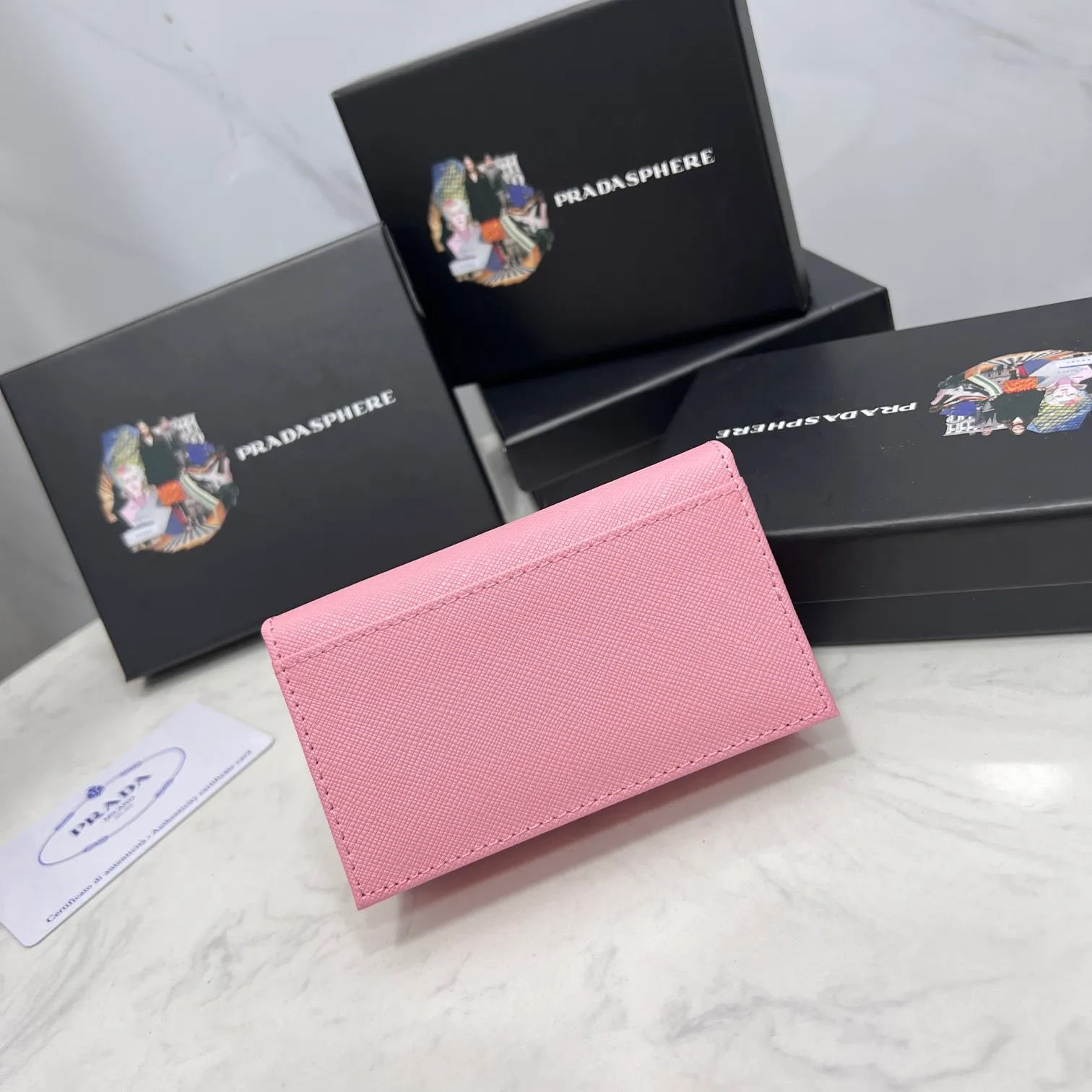 Batch 150 PRADA👏👏Hot-selling men’s card holder💼The latest style at the counter, synchronized with the official website, genuine product development, Italian top-quality original single cross-grain cowhide with excellent texture, threaded lining and imported hardware accessories! Exquisite routing is even and neat, oil edges are smooth, number: ML205, size: length 11cm, height 6.5cm, color: red, black, plum red, blue, pink