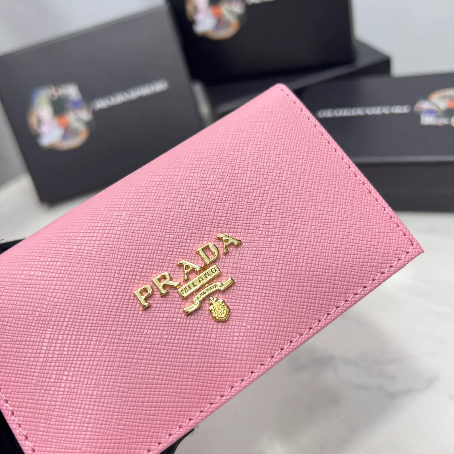 Batch 150 PRADA👏👏Hot-selling men’s card holder💼The latest style at the counter, synchronized with the official website, genuine product development, Italian top-quality original single cross-grain cowhide with excellent texture, threaded lining and imported hardware accessories! Exquisite routing is even and neat, oil edges are smooth, number: ML205, size: length 11cm, height 6.5cm, color: red, black, plum red, blue, pink