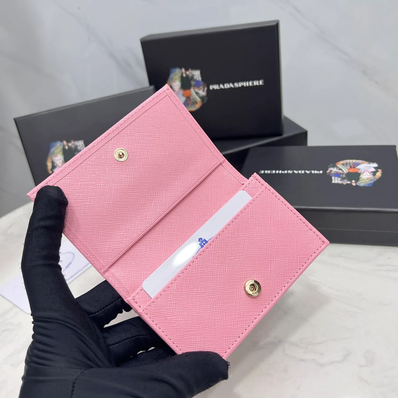 Batch 150 PRADA👏👏Hot-selling men’s card holder💼The latest style at the counter, synchronized with the official website, genuine product development, Italian top-quality original single cross-grain cowhide with excellent texture, threaded lining and imported hardware accessories! Exquisite routing is even and neat, oil edges are smooth, number: ML205, size: length 11cm, height 6.5cm, color: red, black, plum red, blue, pink