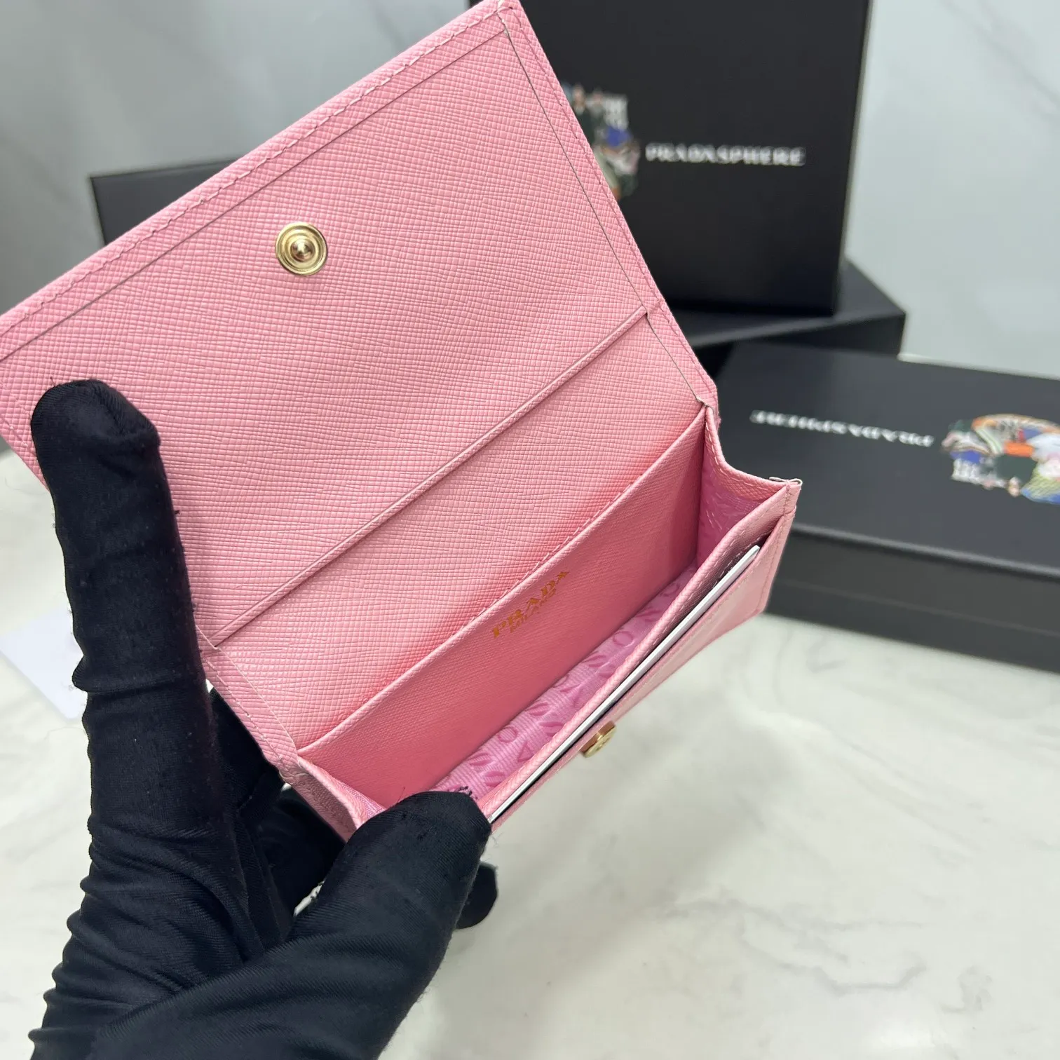Batch 150 PRADA👏👏Hot-selling men’s card holder💼The latest style at the counter, synchronized with the official website, genuine product development, Italian top-quality original single cross-grain cowhide with excellent texture, threaded lining and imported hardware accessories! Exquisite routing is even and neat, oil edges are smooth, number: ML205, size: length 11cm, height 6.5cm, color: red, black, plum red, blue, pink