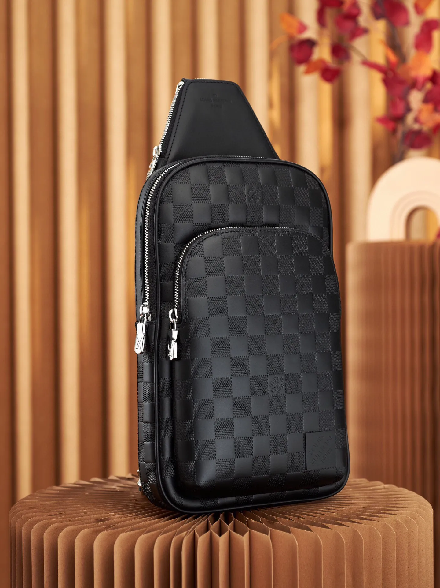 P¥900👉nfc dynamic chip version👈【Top inspection-free all-steel hardware】This Avenue shoulder bag is embossed with a classic checkerboard pattern on the surface of Damier Infini leather, which can maintain the clarity of the pattern without affecting the soft texture. Adjustable shoulder straps can be secured to the left and right sides via D-rings. Damier Infini cow leather - cow leather trim - fabric lining - square hardware on the front - main compartment - zippered front pocket - small top zipped pocket - shoulder strap: non-detachable, adjustable! ! Model: N45303; Size: 20x31x7CM