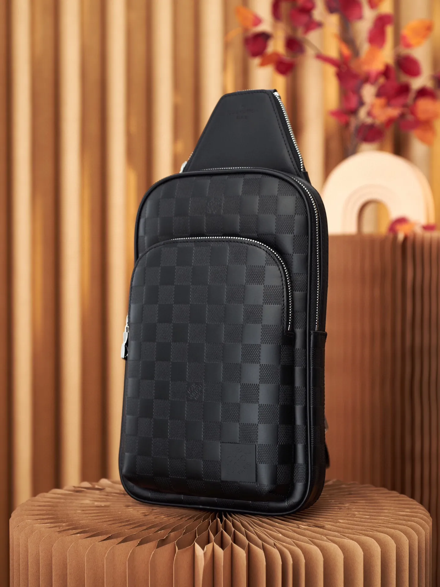 P¥900👉nfc dynamic chip version👈【Top inspection-free all-steel hardware】This Avenue shoulder bag is embossed with a classic checkerboard pattern on the surface of Damier Infini leather, which can maintain the clarity of the pattern without affecting the soft texture. Adjustable shoulder straps can be secured to the left and right sides via D-rings. Damier Infini cow leather - cow leather trim - fabric lining - square hardware on the front - main compartment - zippered front pocket - small top zipped pocket - shoulder strap: non-detachable, adjustable! ! Model: N45303; Size: 20x31x7CM
