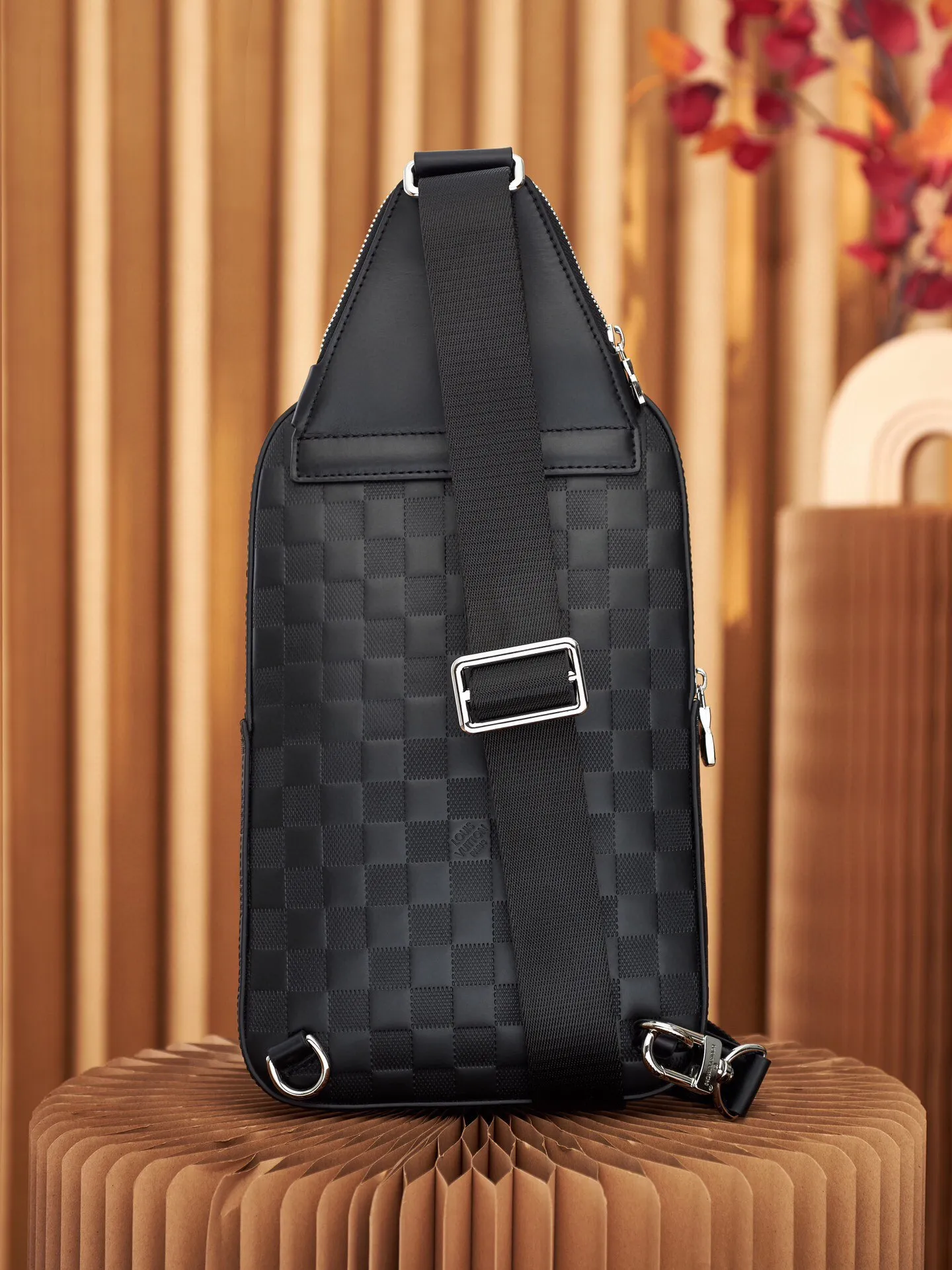 P¥900👉nfc dynamic chip version👈【Top inspection-free all-steel hardware】This Avenue shoulder bag is embossed with a classic checkerboard pattern on the surface of Damier Infini leather, which can maintain the clarity of the pattern without affecting the soft texture. Adjustable shoulder straps can be secured to the left and right sides via D-rings. Damier Infini cow leather - cow leather trim - fabric lining - square hardware on the front - main compartment - zippered front pocket - small top zipped pocket - shoulder strap: non-detachable, adjustable! ! Model: N45303; Size: 20x31x7CM
