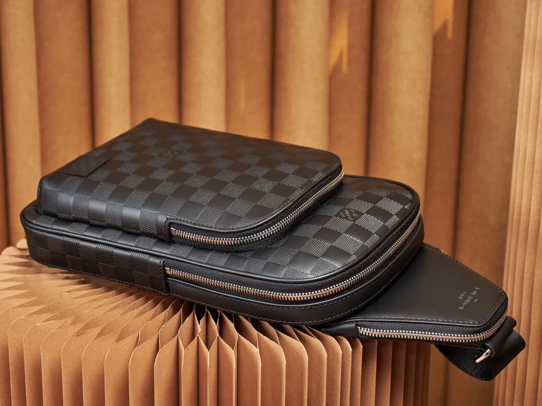 P¥900👉nfc dynamic chip version👈【Top inspection-free all-steel hardware】This Avenue shoulder bag is embossed with a classic checkerboard pattern on the surface of Damier Infini leather, which can maintain the clarity of the pattern without affecting the soft texture. Adjustable shoulder straps can be secured to the left and right sides via D-rings. Damier Infini cow leather - cow leather trim - fabric lining - square hardware on the front - main compartment - zippered front pocket - small top zipped pocket - shoulder strap: non-detachable, adjustable! ! Model: N45303; Size: 20x31x7CM