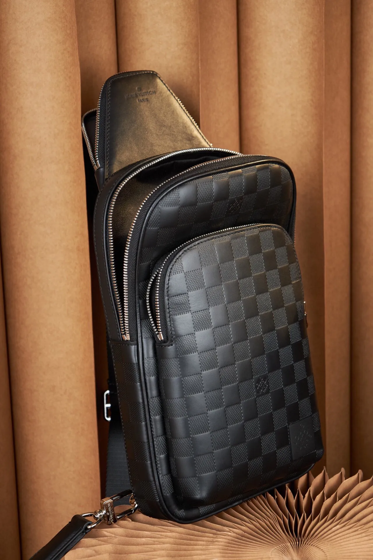 P¥900👉nfc dynamic chip version👈【Top inspection-free all-steel hardware】This Avenue shoulder bag is embossed with a classic checkerboard pattern on the surface of Damier Infini leather, which can maintain the clarity of the pattern without affecting the soft texture. Adjustable shoulder straps can be secured to the left and right sides via D-rings. Damier Infini cow leather - cow leather trim - fabric lining - square hardware on the front - main compartment - zippered front pocket - small top zipped pocket - shoulder strap: non-detachable, adjustable! ! Model: N45303; Size: 20x31x7CM
