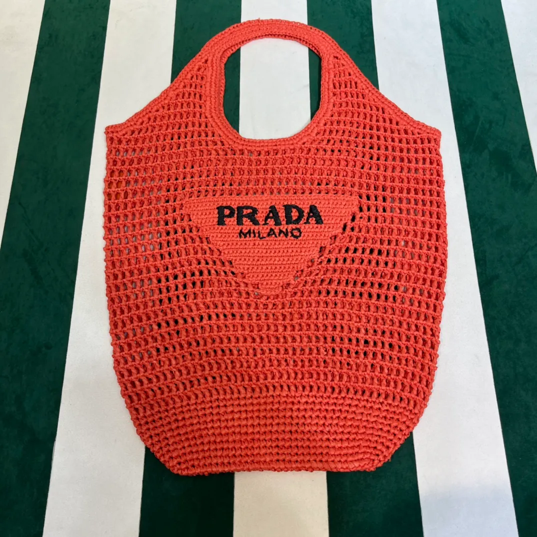 💰1360{Shrimp Orange｝🦐 Prad* new hollow straw tote! Full of artistic atmosphere ~ The raffia weave is very solid and has a great texture. ♡ It can be paired with personal clothes every day. The natural style design makes it seem like it can breathe💭 If you like the baby, quickly add it to the harem. Carry an exclusive style that will not go out of style for several years🌱1BG424 Size: Height 45x Width 51cm