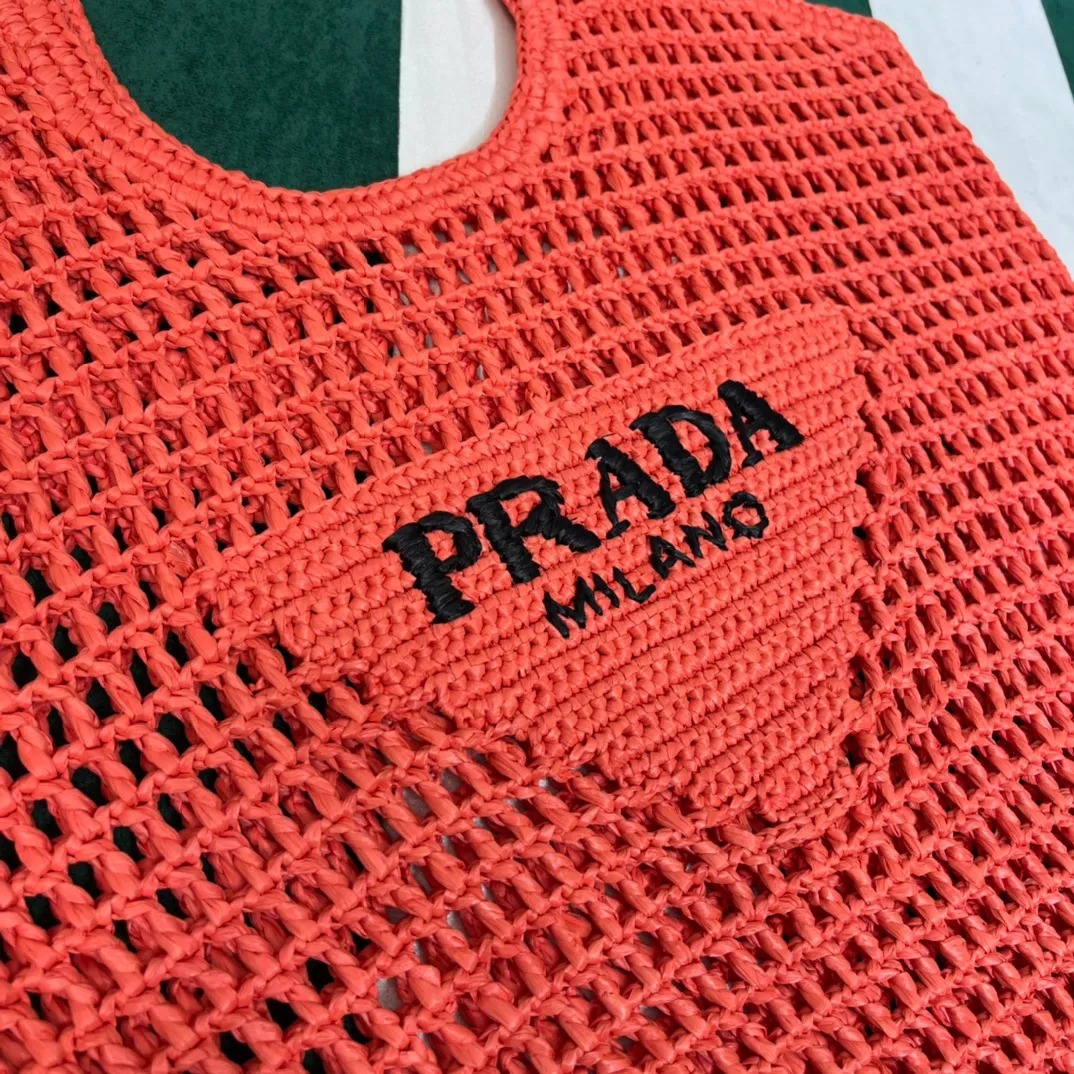 💰1360{Shrimp Orange｝🦐 Prad* new hollow straw tote! Full of artistic atmosphere ~ The raffia weave is very solid and has a great texture. ♡ It can be paired with personal clothes every day. The natural style design makes it seem like it can breathe💭 If you like the baby, quickly add it to the harem. Carry an exclusive style that will not go out of style for several years🌱1BG424 Size: Height 45x Width 51cm