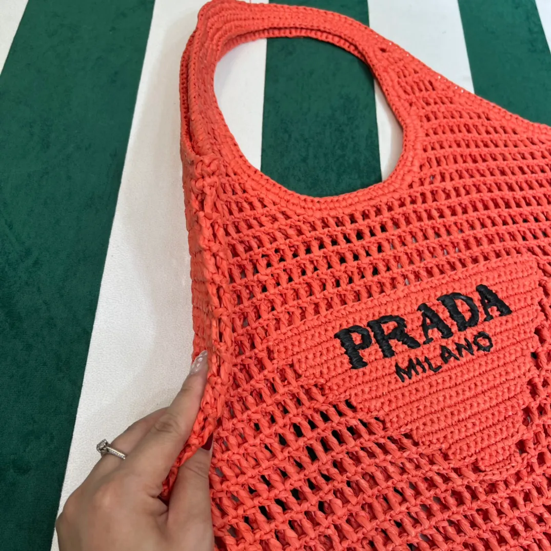 💰1360{Shrimp Orange｝🦐 Prad* new hollow straw tote! Full of artistic atmosphere ~ The raffia weave is very solid and has a great texture. ♡ It can be paired with personal clothes every day. The natural style design makes it seem like it can breathe💭 If you like the baby, quickly add it to the harem. Carry an exclusive style that will not go out of style for several years🌱1BG424 Size: Height 45x Width 51cm