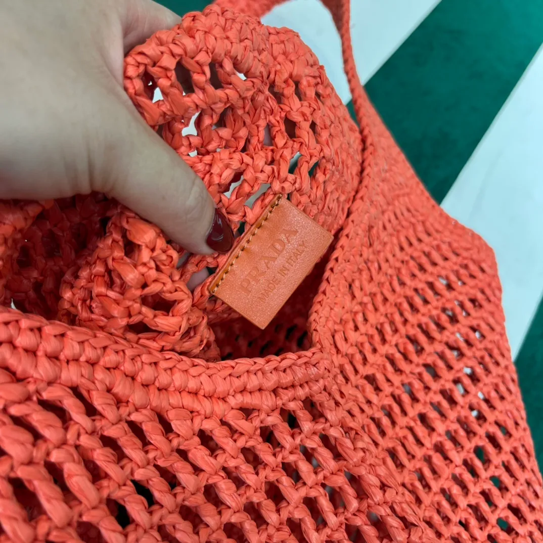 💰1360{Shrimp Orange｝🦐 Prad* new hollow straw tote! Full of artistic atmosphere ~ The raffia weave is very solid and has a great texture. ♡ It can be paired with personal clothes every day. The natural style design makes it seem like it can breathe💭 If you like the baby, quickly add it to the harem. Carry an exclusive style that will not go out of style for several years🌱1BG424 Size: Height 45x Width 51cm