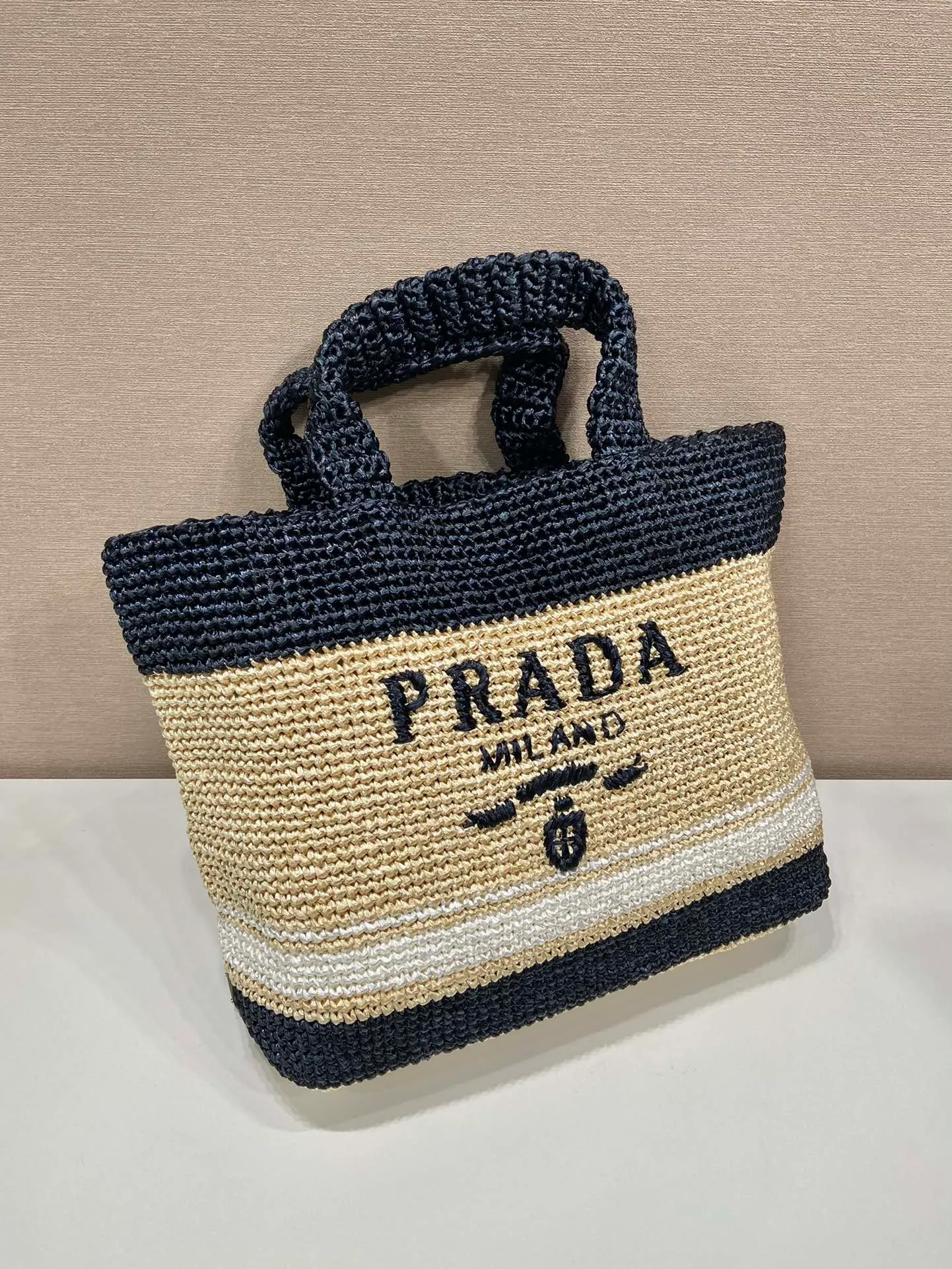💰2100👏Fiber Tote Bag👏1BG408 stitching color👏👏 This fiber tote bag is designed with imported raffia and is very handmade. The contrasting color splicing lines make it more fashionable/exquisite. Each bag is woven by hand with professional technology. 😘😘It is lightweight and spacious, so it has a summer style. The effect of various matching clothes is very beautiful. Length 49x height 35x bottom 15cm