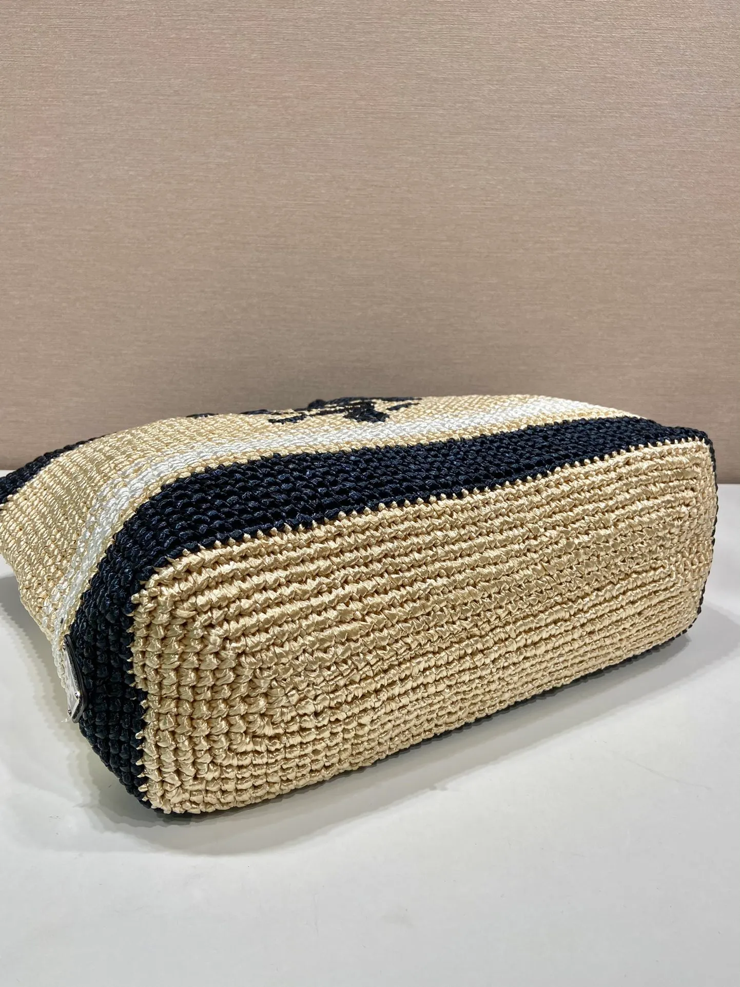 💰2100👏Fiber Tote Bag👏1BG408 stitching color👏👏 This fiber tote bag is designed with imported raffia and is very handmade. The contrasting color splicing lines make it more fashionable/exquisite. Each bag is woven by hand with professional technology. 😘😘It is lightweight and spacious, so it has a summer style. The effect of various matching clothes is very beautiful. Length 49x height 35x bottom 15cm