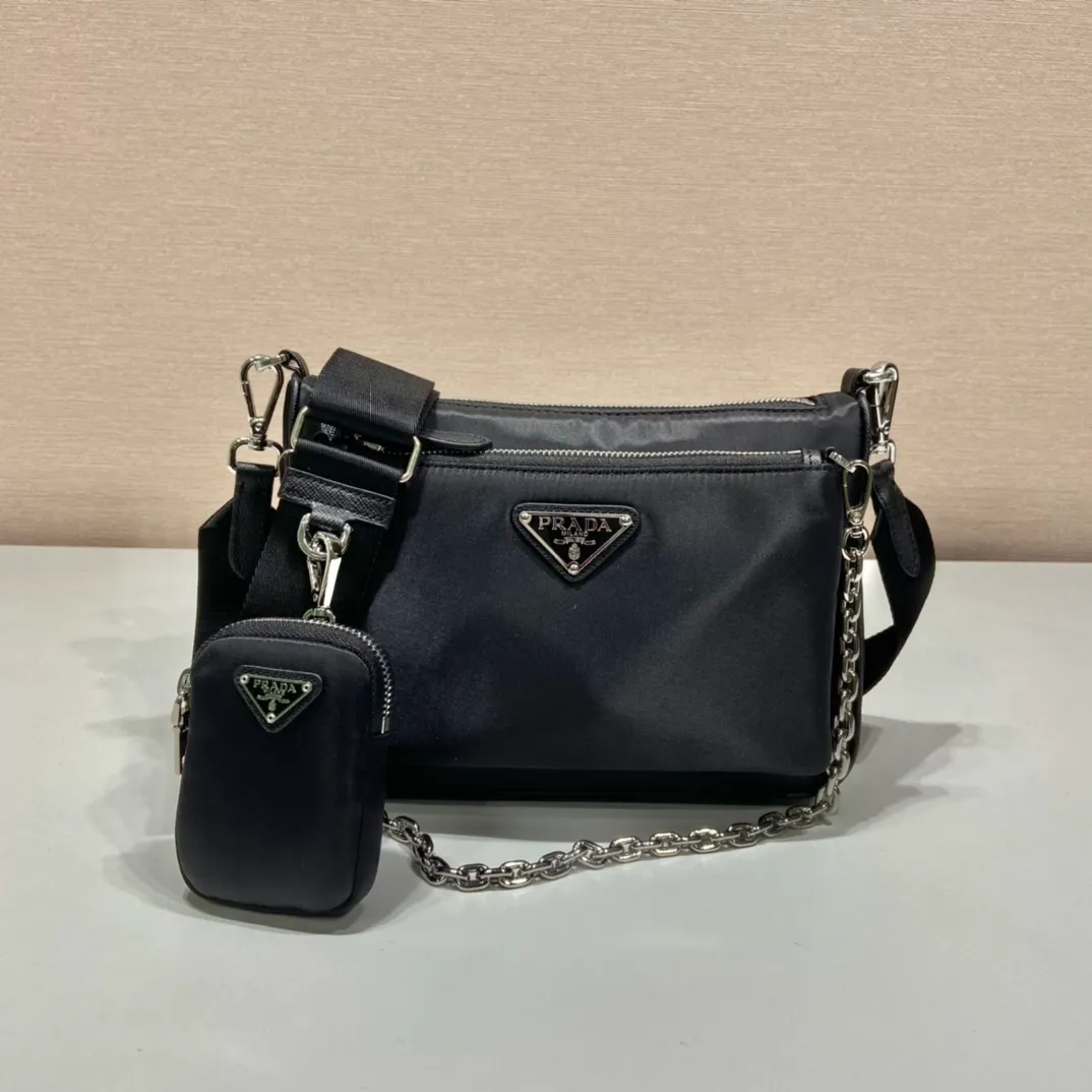 💰1100🎉Upgraded version of twin bag🎉1BH168/with small bag🎉🎉 This nylon twin bag is composed of 2 bags😘😘. The front handbag can be detached and transformed into a iron hobo, and can also be used as a handbag. The upgraded version is designed to attach a small bag to the long shoulder strap. Very functional, one pack can be used in many ways, and can be exchanged for different occasions and different clothes at any time🙊🙊The upper body effect is beautiful😘😘, it is exactly what modern trendy Internet celebrities need, it is worth owning😘😘, hurry up and get it🙊🙊 Large: length 23x height 16x bottom 5.5cm Small: length 20x height 12cm