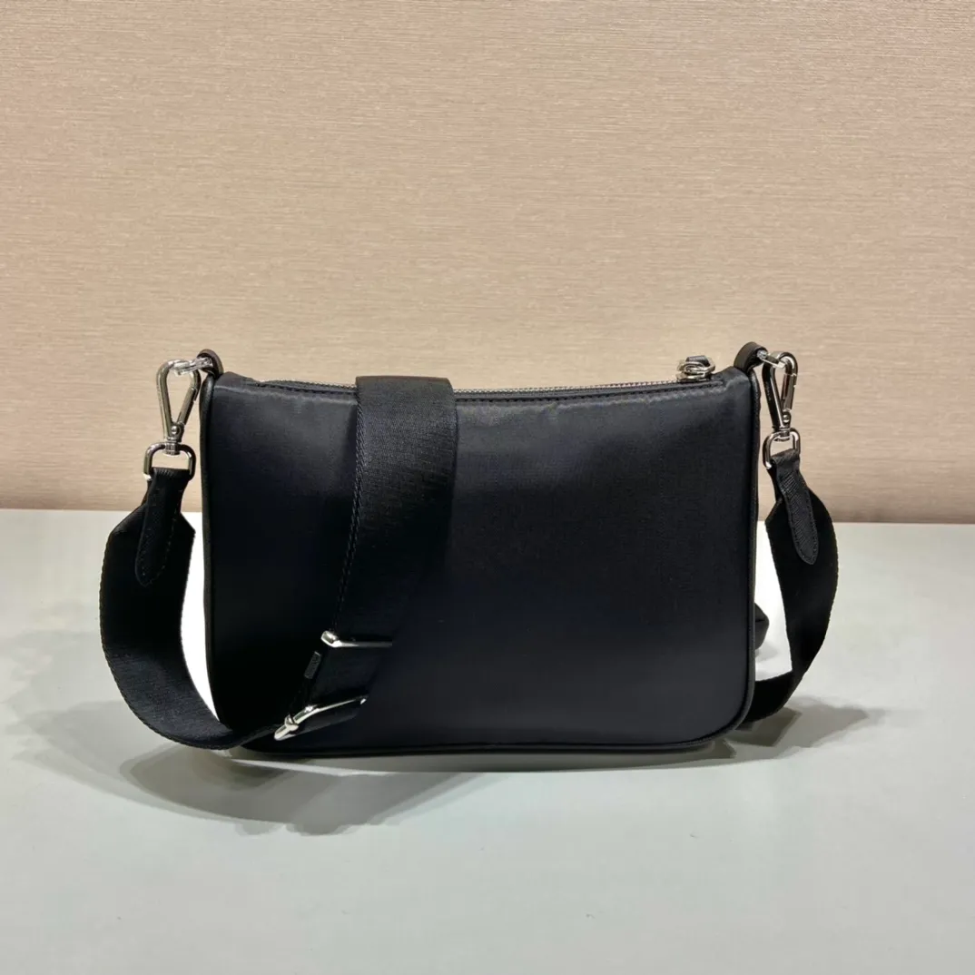 💰1100🎉Upgraded version of twin bag🎉1BH168/with small bag🎉🎉 This nylon twin bag is composed of 2 bags😘😘. The front handbag can be detached and transformed into a iron hobo, and can also be used as a handbag. The upgraded version is designed to attach a small bag to the long shoulder strap. Very functional, one pack can be used in many ways, and can be exchanged for different occasions and different clothes at any time🙊🙊The upper body effect is beautiful😘😘, it is exactly what modern trendy Internet celebrities need, it is worth owning😘😘, hurry up and get it🙊🙊 Large: length 23x height 16x bottom 5.5cm Small: length 20x height 12cm