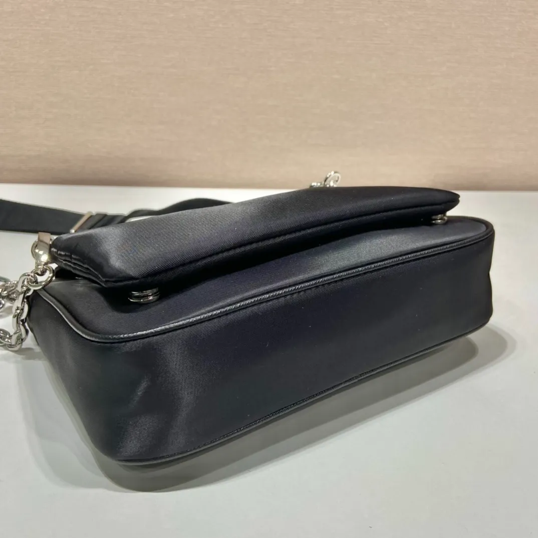 💰1100🎉Upgraded version of twin bag🎉1BH168/with small bag🎉🎉 This nylon twin bag is composed of 2 bags😘😘. The front handbag can be detached and transformed into a iron hobo, and can also be used as a handbag. The upgraded version is designed to attach a small bag to the long shoulder strap. Very functional, one pack can be used in many ways, and can be exchanged for different occasions and different clothes at any time🙊🙊The upper body effect is beautiful😘😘, it is exactly what modern trendy Internet celebrities need, it is worth owning😘😘, hurry up and get it🙊🙊 Large: length 23x height 16x bottom 5.5cm Small: length 20x height 12cm
