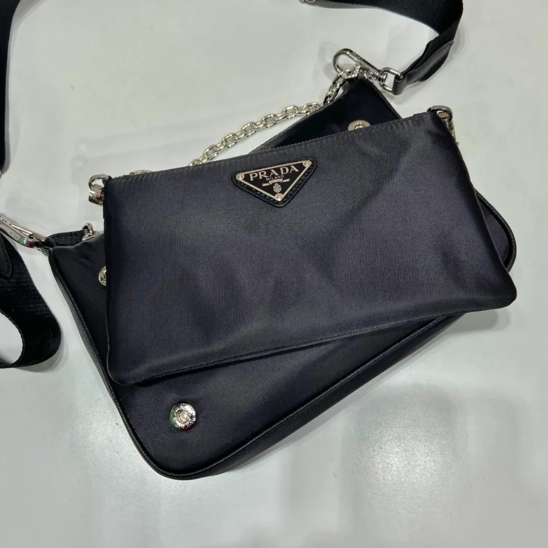 💰1100🎉Upgraded version of twin bag🎉1BH168/with small bag🎉🎉 This nylon twin bag is composed of 2 bags😘😘. The front handbag can be detached and transformed into a iron hobo, and can also be used as a handbag. The upgraded version is designed to attach a small bag to the long shoulder strap. Very functional, one pack can be used in many ways, and can be exchanged for different occasions and different clothes at any time🙊🙊The upper body effect is beautiful😘😘, it is exactly what modern trendy Internet celebrities need, it is worth owning😘😘, hurry up and get it🙊🙊 Large: length 23x height 16x bottom 5.5cm Small: length 20x height 12cm