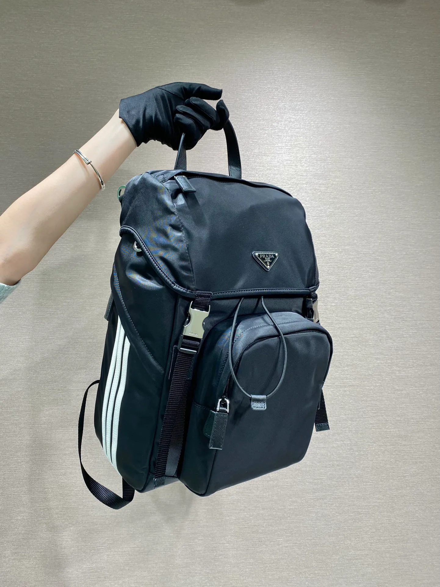 💰1420🎉ad and Pd co-designed 🎉2VZ135 two major brands collaborated🤝 This ad and pd co-designed backpack. Made of Re-Nylon and Saffiano leather, the side is equipped with AD's classic contrasting three-strip cowhide pattern and a joint environmental mark. It looks particularly novel and casual😘😘The upper body effect is great👏👏Hurry up and get it🎉🎉 Length 27x Height 45x Bottom 17cm🎉🎉🎉👏👏👏