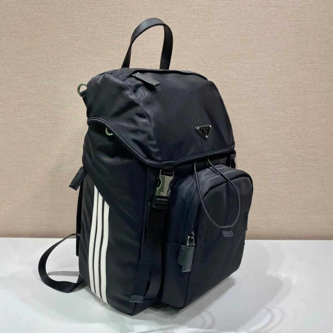 💰1420🎉ad and Pd co-designed 🎉2VZ135 two major brands collaborated🤝 This ad and pd co-designed backpack. Made of Re-Nylon and Saffiano leather, the side is equipped with AD's classic contrasting three-strip cowhide pattern and a joint environmental mark. It looks particularly novel and casual😘😘The upper body effect is great👏👏Hurry up and get it🎉🎉 Length 27x Height 45x Bottom 17cm🎉🎉🎉👏👏👏