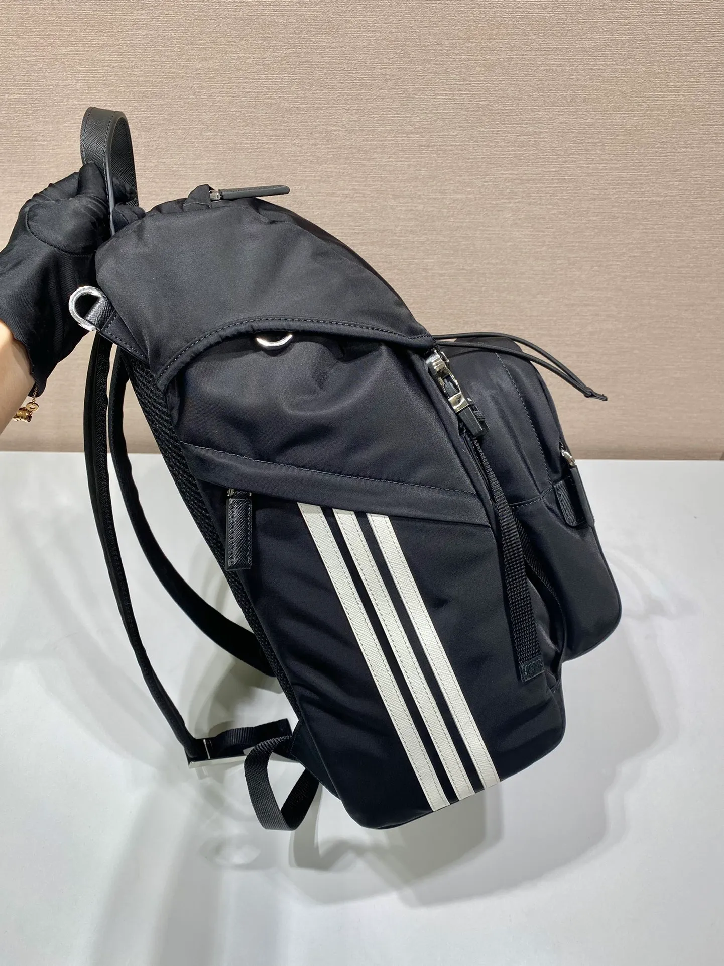 💰1420🎉ad and Pd co-designed 🎉2VZ135 two major brands collaborated🤝 This ad and pd co-designed backpack. Made of Re-Nylon and Saffiano leather, the side is equipped with AD's classic contrasting three-strip cowhide pattern and a joint environmental mark. It looks particularly novel and casual😘😘The upper body effect is great👏👏Hurry up and get it🎉🎉 Length 27x Height 45x Bottom 17cm🎉🎉🎉👏👏👏