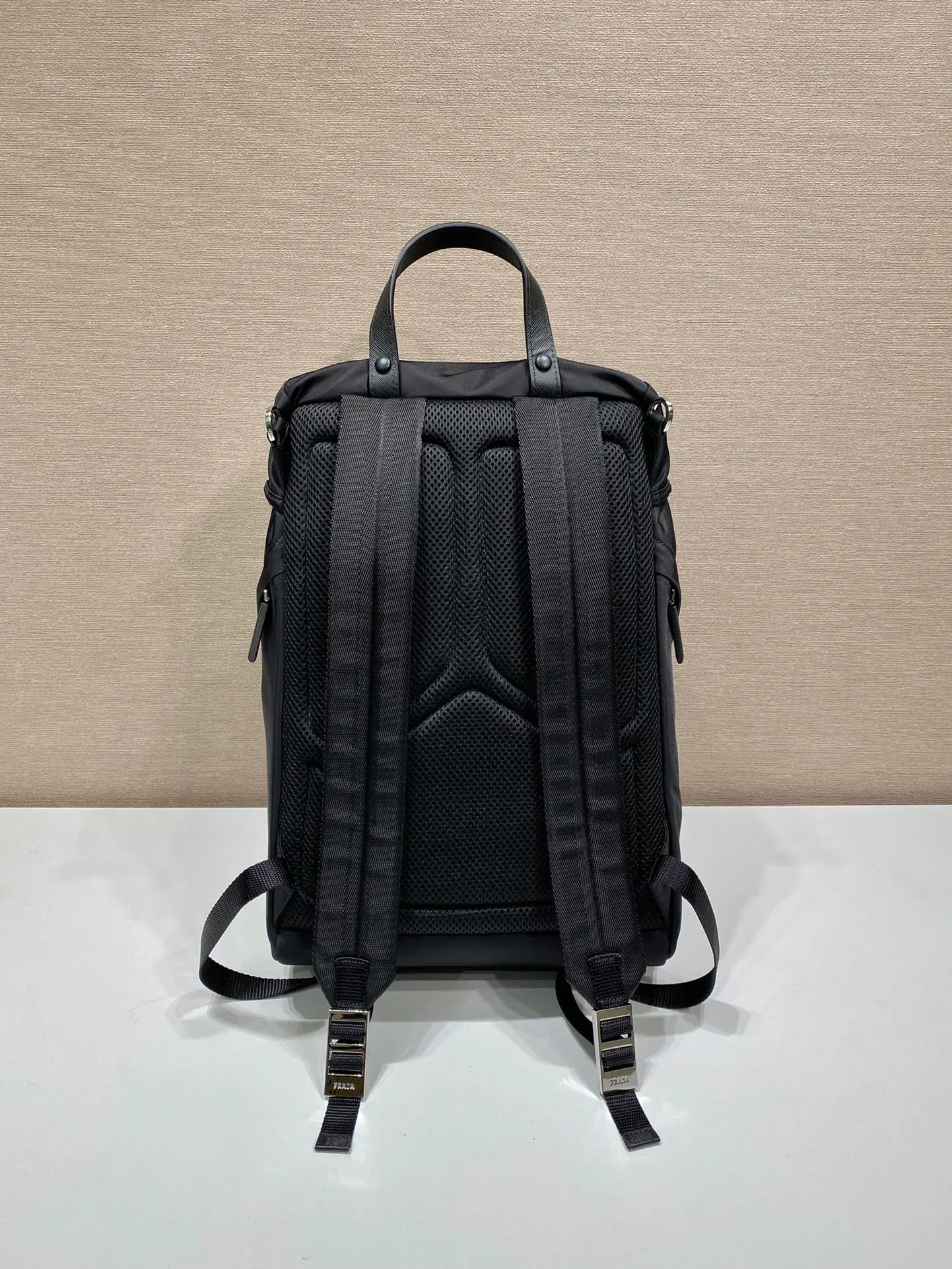 💰1420🎉ad and Pd co-designed 🎉2VZ135 two major brands collaborated🤝 This ad and pd co-designed backpack. Made of Re-Nylon and Saffiano leather, the side is equipped with AD's classic contrasting three-strip cowhide pattern and a joint environmental mark. It looks particularly novel and casual😘😘The upper body effect is great👏👏Hurry up and get it🎉🎉 Length 27x Height 45x Bottom 17cm🎉🎉🎉👏👏👏