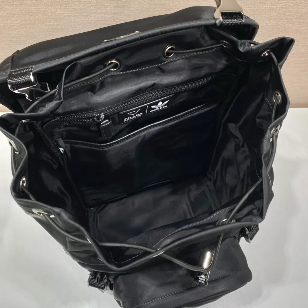 💰1420🎉ad and Pd co-designed 🎉2VZ135 two major brands collaborated🤝 This ad and pd co-designed backpack. Made of Re-Nylon and Saffiano leather, the side is equipped with AD's classic contrasting three-strip cowhide pattern and a joint environmental mark. It looks particularly novel and casual😘😘The upper body effect is great👏👏Hurry up and get it🎉🎉 Length 27x Height 45x Bottom 17cm🎉🎉🎉👏👏👏