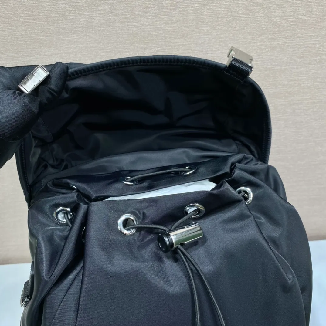 💰1420🎉ad and Pd co-designed 🎉2VZ135 two major brands collaborated🤝 This ad and pd co-designed backpack. Made of Re-Nylon and Saffiano leather, the side is equipped with AD's classic contrasting three-strip cowhide pattern and a joint environmental mark. It looks particularly novel and casual😘😘The upper body effect is great👏👏Hurry up and get it🎉🎉 Length 27x Height 45x Bottom 17cm🎉🎉🎉👏👏👏