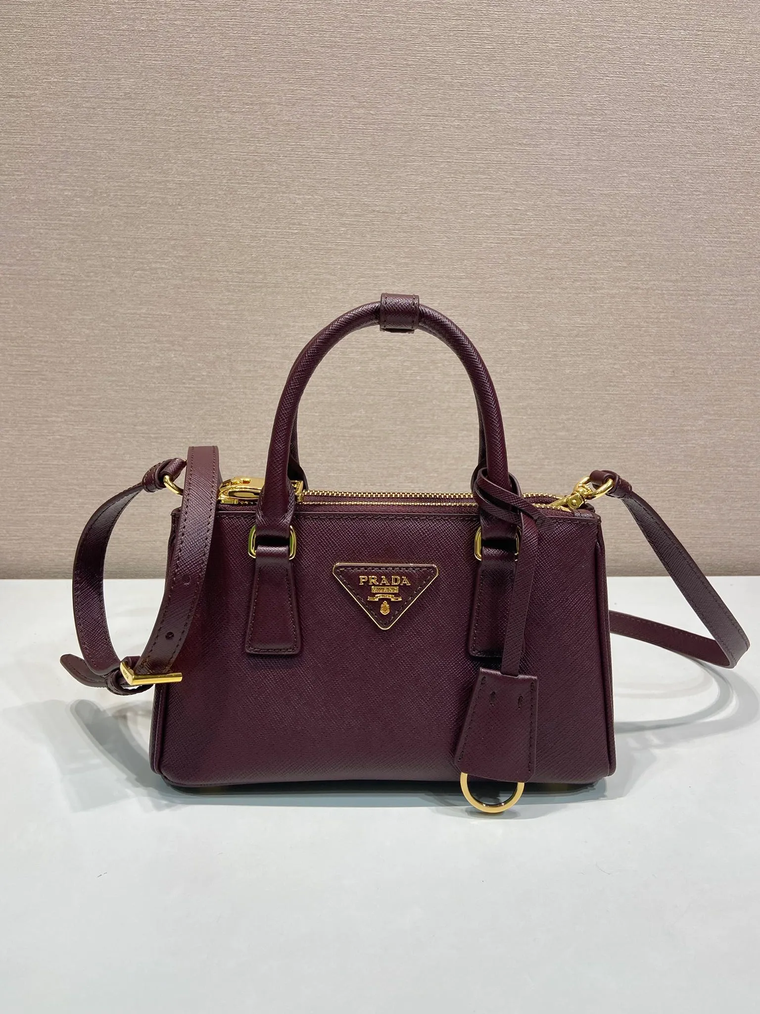 💰1700🎉mini killer🎉1BA916 new product🎉🎉 This Galleria handbag is made of iconic Saffiano leather, equipped with a detachable shoulder strap and top-grade brushed hardware👍👍. It is a chic interpretation of classic and timeless elegance. For beauties in the current era of fashionable small bags. It’s worth owning, it can be used easily for girls’ daily travel📱💄🚗🔑, it has a large capacity, is beautiful and practical🙊🙊It is a bag that will never go out of style whenever you use it😘😘Hurry up and get it👏👏 Length 21x Height 12.5x Bottom 8.5cm