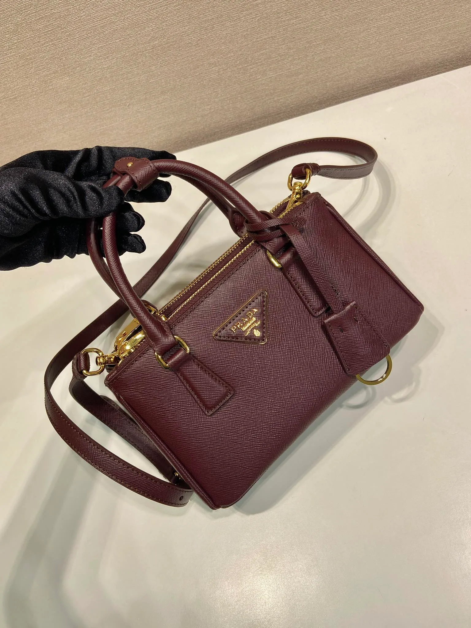 💰1700🎉mini killer🎉1BA916 new product🎉🎉 This Galleria handbag is made of iconic Saffiano leather, equipped with a detachable shoulder strap and top-grade brushed hardware👍👍. It is a chic interpretation of classic and timeless elegance. For beauties in the current era of fashionable small bags. It’s worth owning, it can be used easily for girls’ daily travel📱💄🚗🔑, it has a large capacity, is beautiful and practical🙊🙊It is a bag that will never go out of style whenever you use it😘😘Hurry up and get it👏👏 Length 21x Height 12.5x Bottom 8.5cm