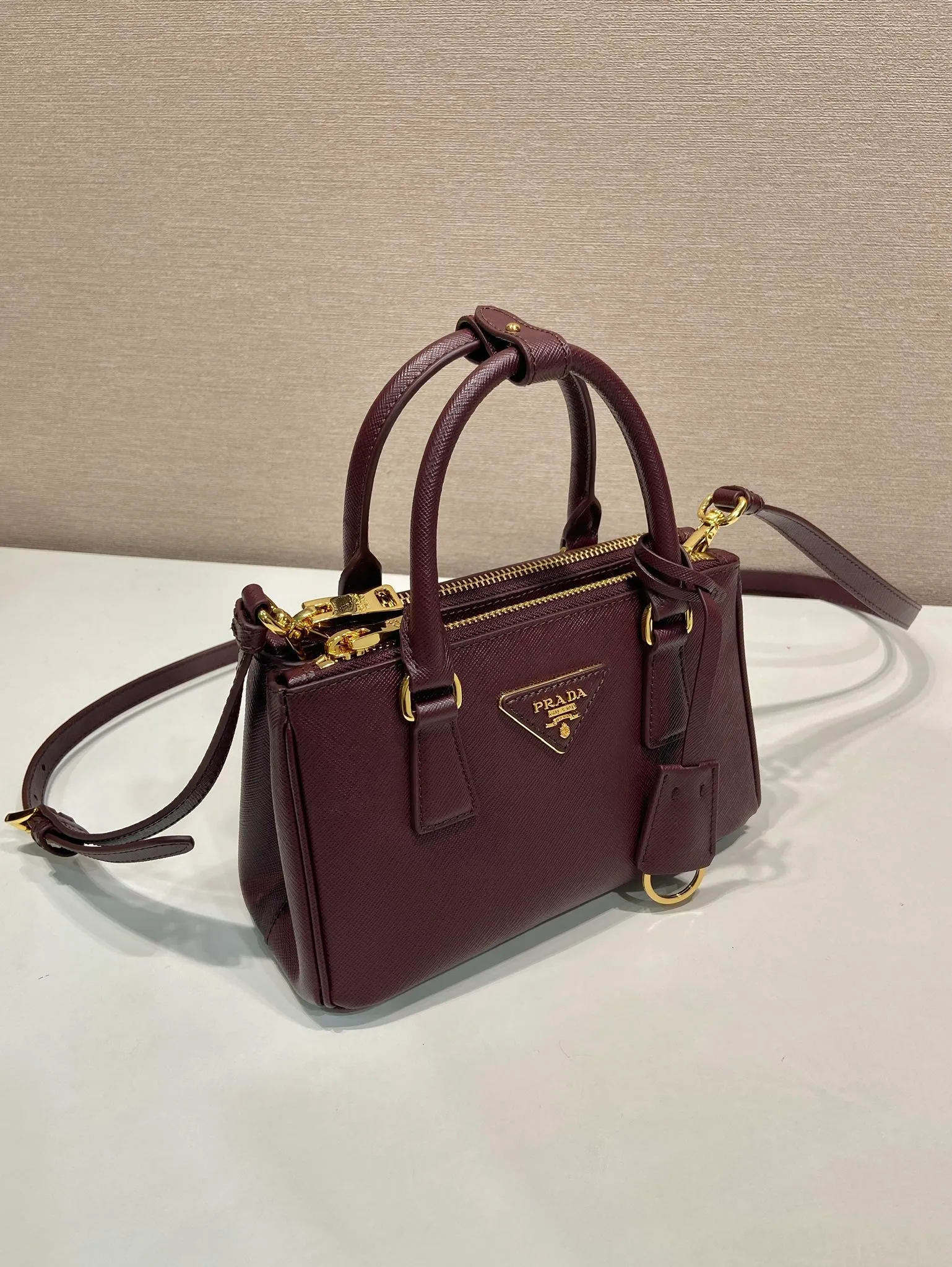 💰1700🎉mini killer🎉1BA916 new product🎉🎉 This Galleria handbag is made of iconic Saffiano leather, equipped with a detachable shoulder strap and top-grade brushed hardware👍👍. It is a chic interpretation of classic and timeless elegance. For beauties in the current era of fashionable small bags. It’s worth owning, it can be used easily for girls’ daily travel📱💄🚗🔑, it has a large capacity, is beautiful and practical🙊🙊It is a bag that will never go out of style whenever you use it😘😘Hurry up and get it👏👏 Length 21x Height 12.5x Bottom 8.5cm