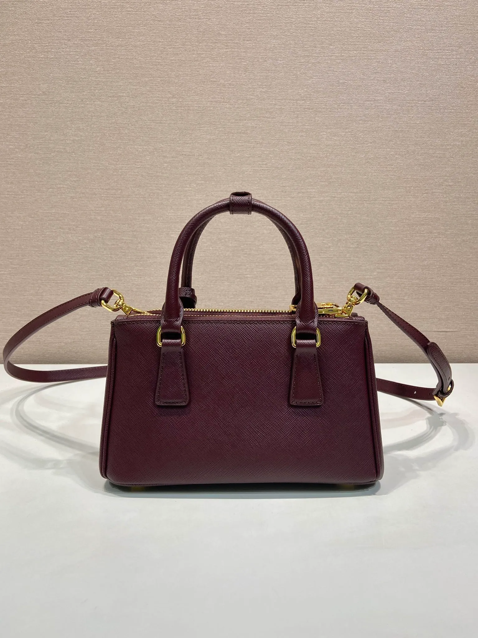 💰1700🎉mini killer🎉1BA916 new product🎉🎉 This Galleria handbag is made of iconic Saffiano leather, equipped with a detachable shoulder strap and top-grade brushed hardware👍👍. It is a chic interpretation of classic and timeless elegance. For beauties in the current era of fashionable small bags. It’s worth owning, it can be used easily for girls’ daily travel📱💄🚗🔑, it has a large capacity, is beautiful and practical🙊🙊It is a bag that will never go out of style whenever you use it😘😘Hurry up and get it👏👏 Length 21x Height 12.5x Bottom 8.5cm