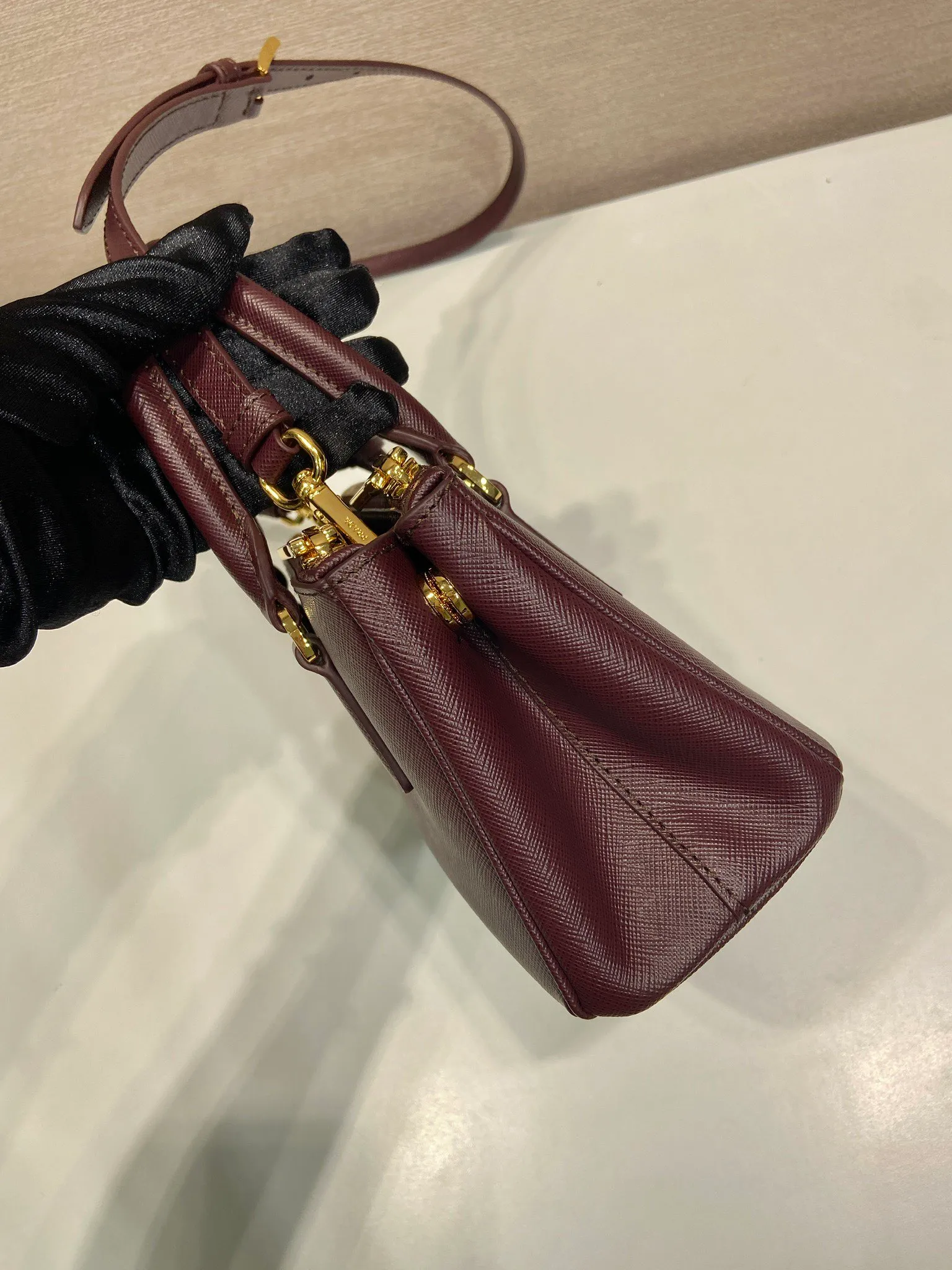 💰1700🎉mini killer🎉1BA916 new product🎉🎉 This Galleria handbag is made of iconic Saffiano leather, equipped with a detachable shoulder strap and top-grade brushed hardware👍👍. It is a chic interpretation of classic and timeless elegance. For beauties in the current era of fashionable small bags. It’s worth owning, it can be used easily for girls’ daily travel📱💄🚗🔑, it has a large capacity, is beautiful and practical🙊🙊It is a bag that will never go out of style whenever you use it😘😘Hurry up and get it👏👏 Length 21x Height 12.5x Bottom 8.5cm