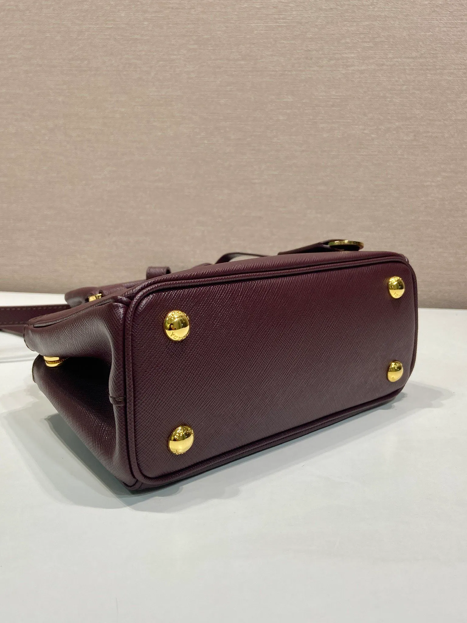 💰1700🎉mini killer🎉1BA916 new product🎉🎉 This Galleria handbag is made of iconic Saffiano leather, equipped with a detachable shoulder strap and top-grade brushed hardware👍👍. It is a chic interpretation of classic and timeless elegance. For beauties in the current era of fashionable small bags. It’s worth owning, it can be used easily for girls’ daily travel📱💄🚗🔑, it has a large capacity, is beautiful and practical🙊🙊It is a bag that will never go out of style whenever you use it😘😘Hurry up and get it👏👏 Length 21x Height 12.5x Bottom 8.5cm
