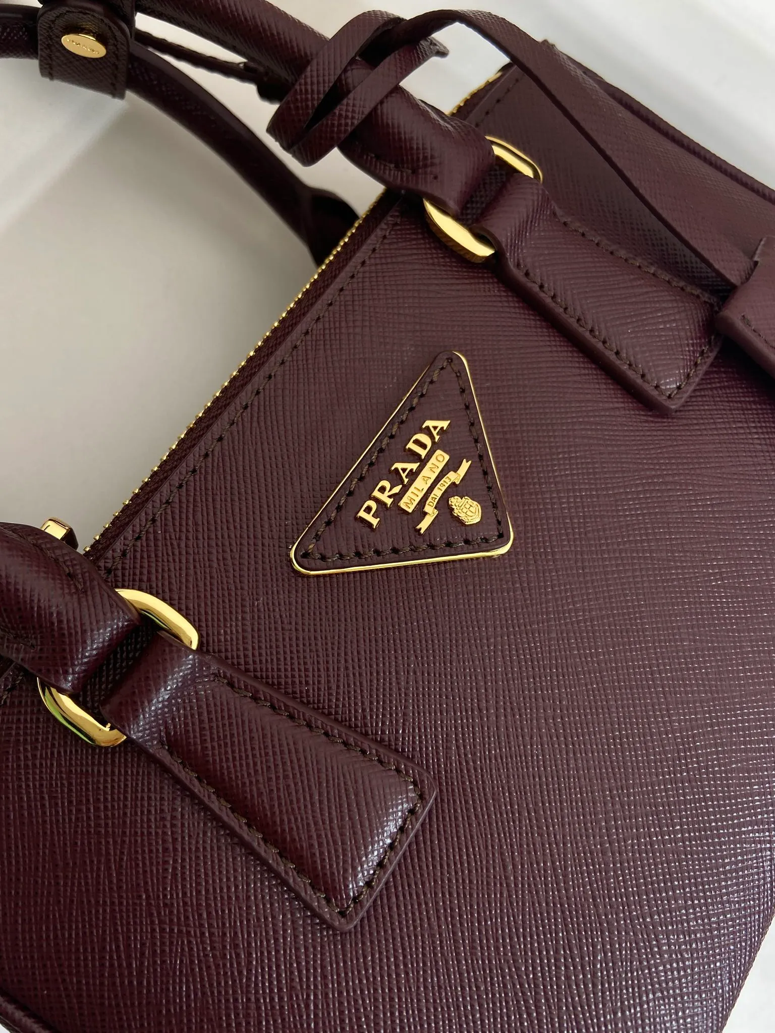 💰1700🎉mini killer🎉1BA916 new product🎉🎉 This Galleria handbag is made of iconic Saffiano leather, equipped with a detachable shoulder strap and top-grade brushed hardware👍👍. It is a chic interpretation of classic and timeless elegance. For beauties in the current era of fashionable small bags. It’s worth owning, it can be used easily for girls’ daily travel📱💄🚗🔑, it has a large capacity, is beautiful and practical🙊🙊It is a bag that will never go out of style whenever you use it😘😘Hurry up and get it👏👏 Length 21x Height 12.5x Bottom 8.5cm