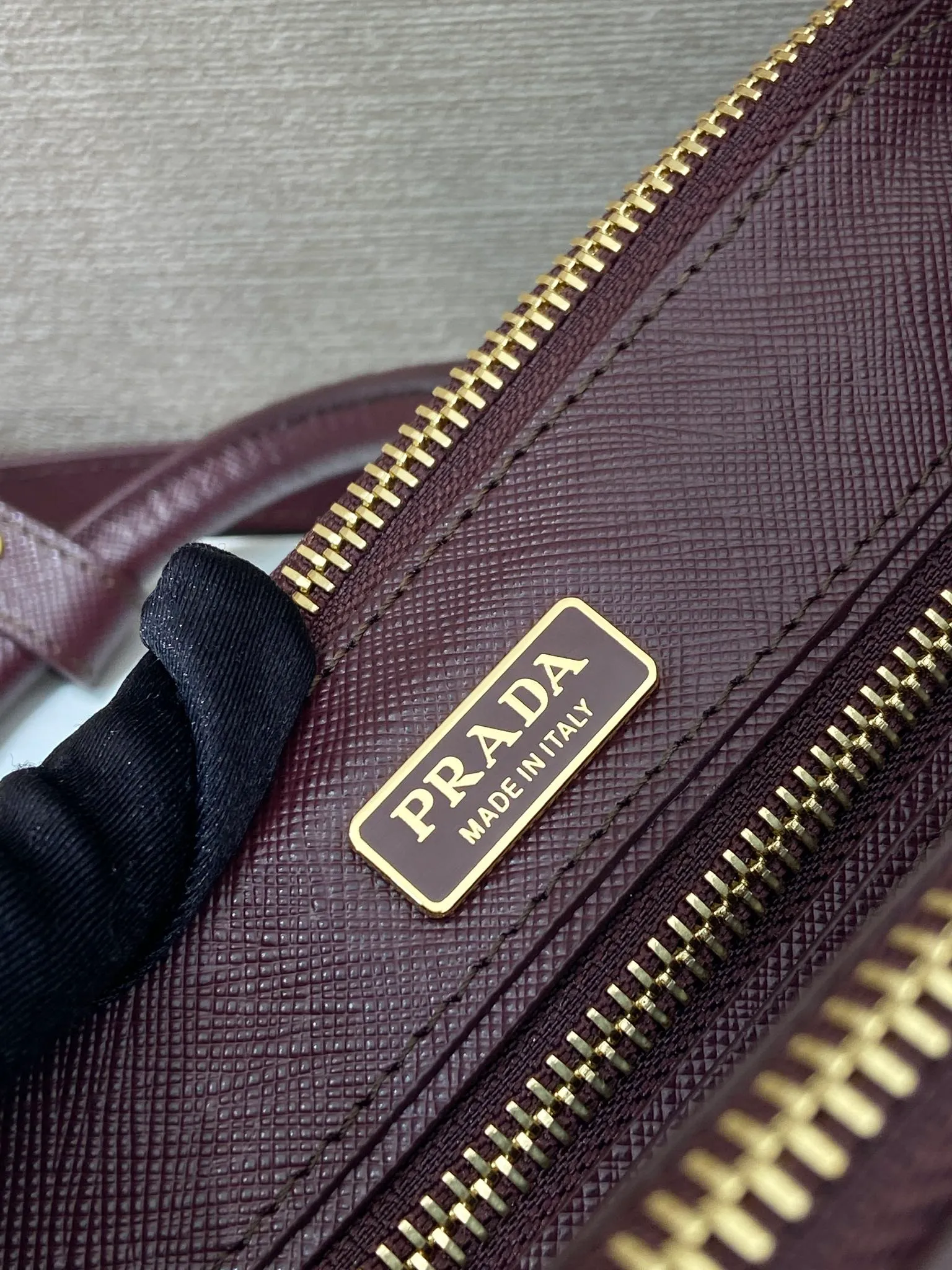 💰1700🎉mini killer🎉1BA916 new product🎉🎉 This Galleria handbag is made of iconic Saffiano leather, equipped with a detachable shoulder strap and top-grade brushed hardware👍👍. It is a chic interpretation of classic and timeless elegance. For beauties in the current era of fashionable small bags. It’s worth owning, it can be used easily for girls’ daily travel📱💄🚗🔑, it has a large capacity, is beautiful and practical🙊🙊It is a bag that will never go out of style whenever you use it😘😘Hurry up and get it👏👏 Length 21x Height 12.5x Bottom 8.5cm