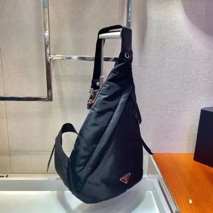 P640¥🎉New chest bag🎉2VZ092🎉🎉2021 autumn and winter new handbags for men and women advocate fashionable and simple lines. The style of the bag is somewhere between a backpack and a shoulder bag, demonstrating a mixed design style. The adjustable woven nylon shoulder strap with side release buckle highlights functionality, and the signature enameled metal triangle logo highlights the brand's style. Simple and elegant, the upper body effect is very cool😎, if you like it, hurry up and get it🎉🎉Length 26.5x Height 37.5