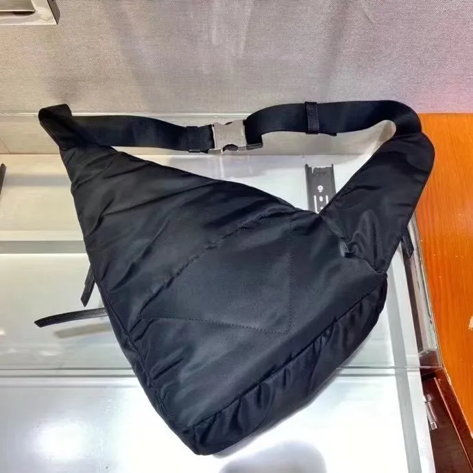 P640¥🎉New chest bag🎉2VZ092🎉🎉2021 autumn and winter new handbags for men and women advocate fashionable and simple lines. The style of the bag is somewhere between a backpack and a shoulder bag, demonstrating a mixed design style. The adjustable woven nylon shoulder strap with side release buckle highlights functionality, and the signature enameled metal triangle logo highlights the brand's style. Simple and elegant, the upper body effect is very cool😎, if you like it, hurry up and get it🎉🎉Length 26.5x Height 37.5