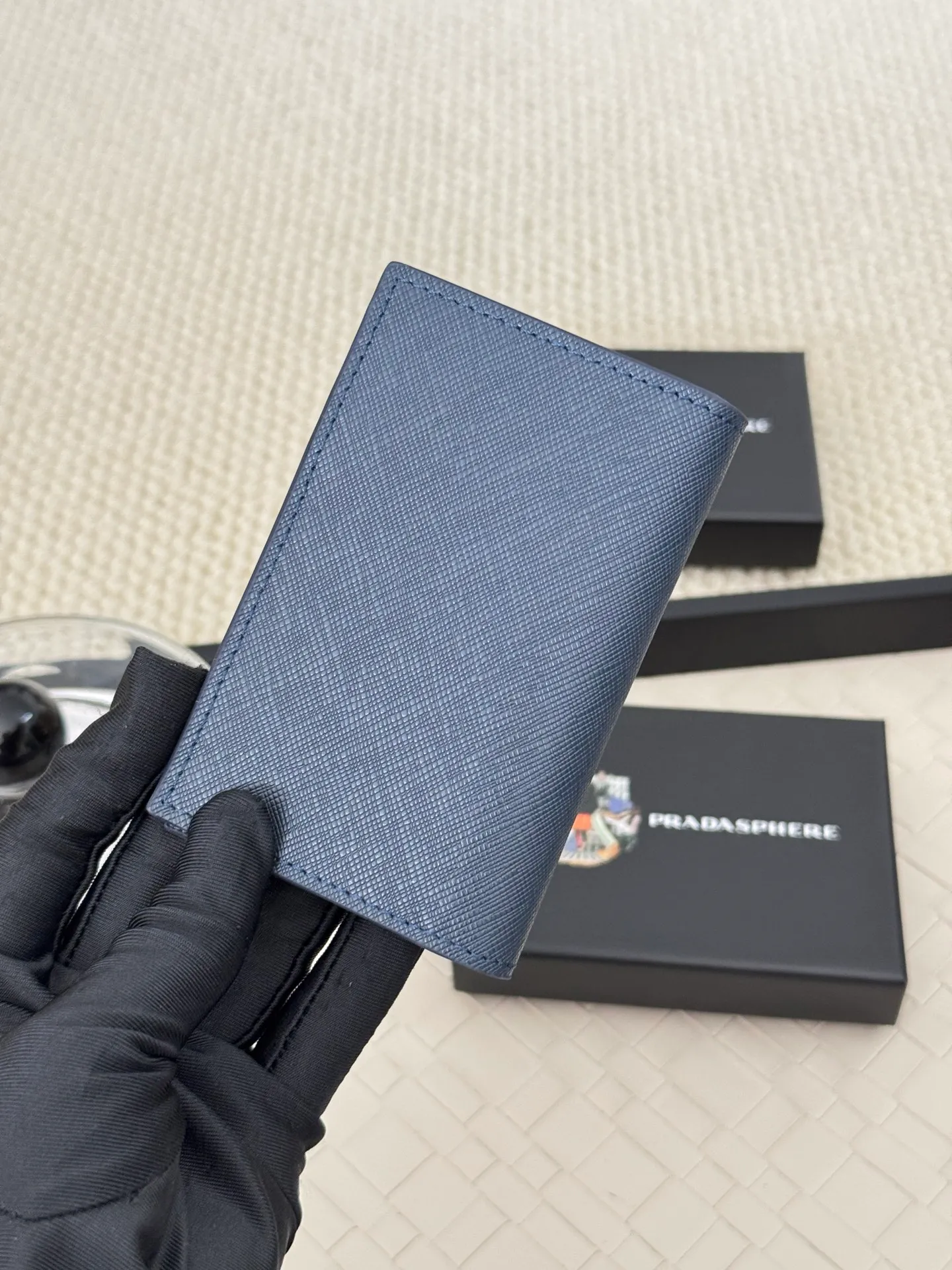 💰140 prada cross pattern unisex card holder, can be placed in pockets, bags, and can be held in hand, made of cross pattern imported calfskin, pocket card holder, can hold change, 6 card slots, simple and elegant fashion trend. Model 2MC101, color as shown in the picture, size 11×7cm,