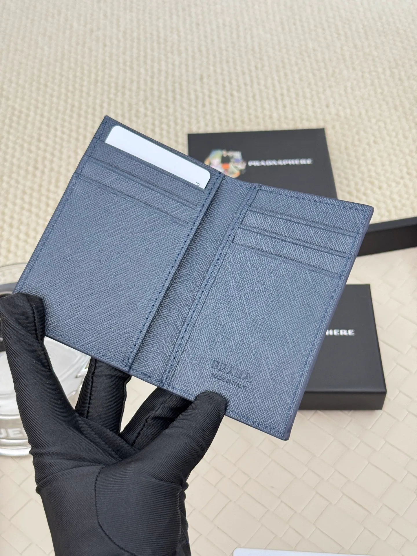 💰140 prada cross pattern unisex card holder, can be placed in pockets, bags, and can be held in hand, made of cross pattern imported calfskin, pocket card holder, can hold change, 6 card slots, simple and elegant fashion trend. Model 2MC101, color as shown in the picture, size 11×7cm,